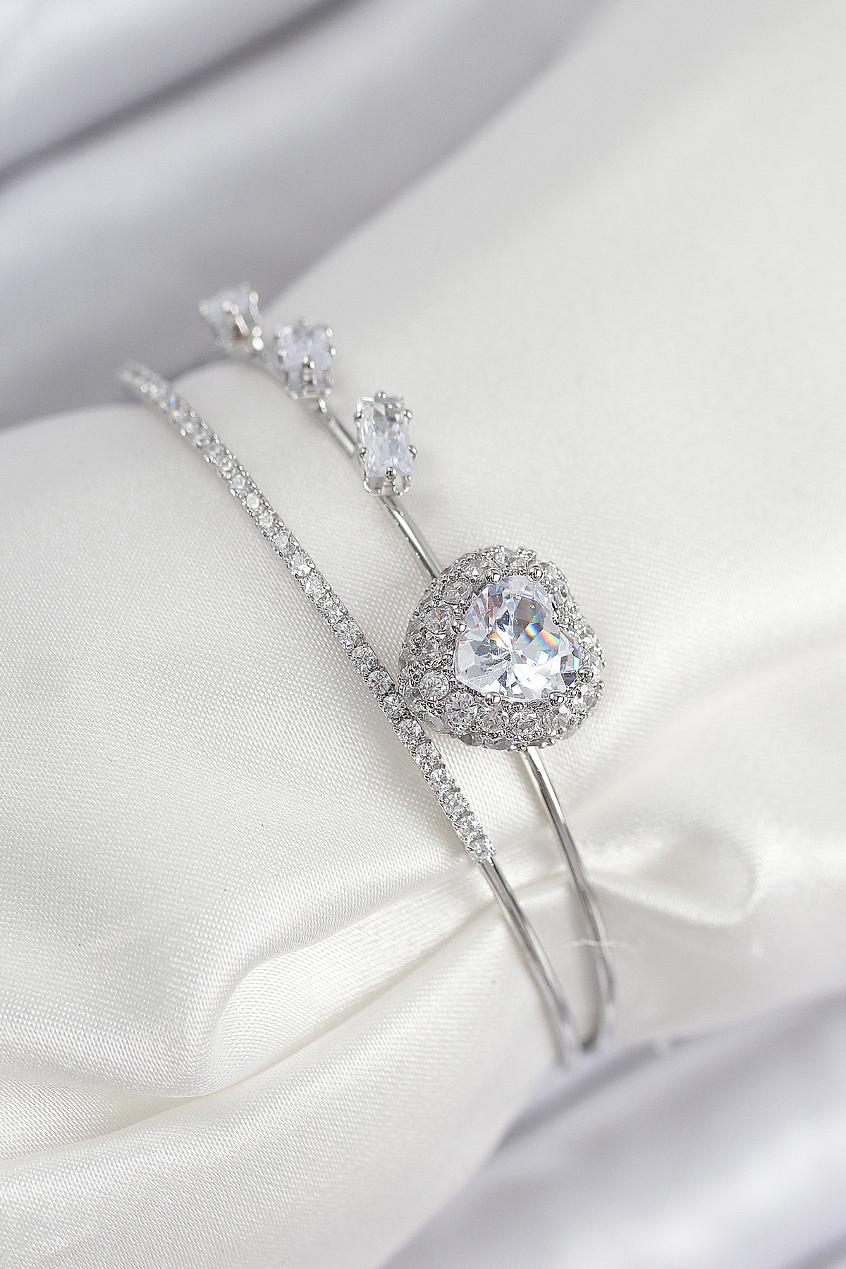 Pirinç Zirkon Taşlı Kalp Model Gümüş Renk Kadın Bileklik