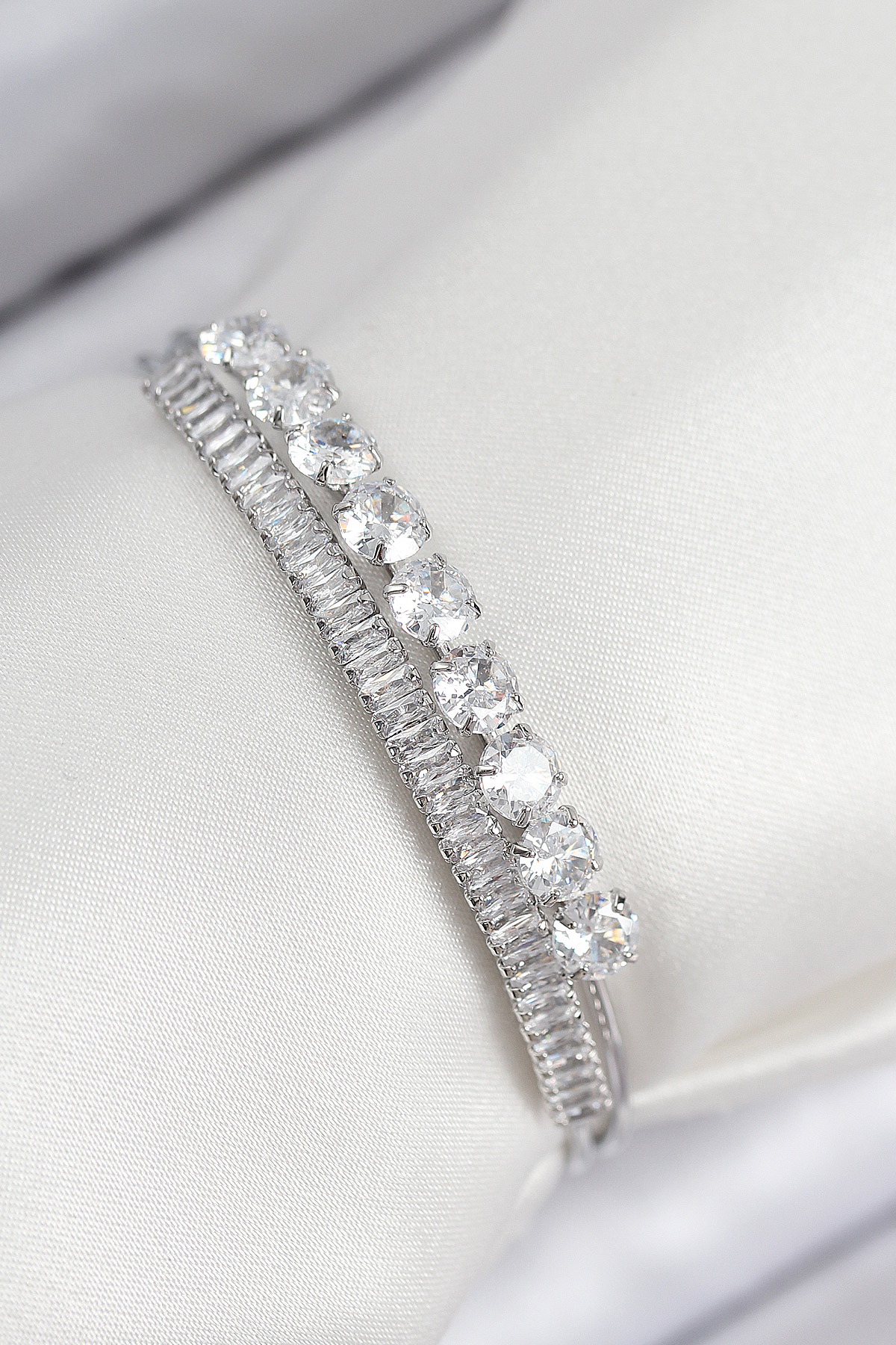 Pirinç Zirkon Taşlı Su Yolu Model Gümüş Renk Kadın Bileklik