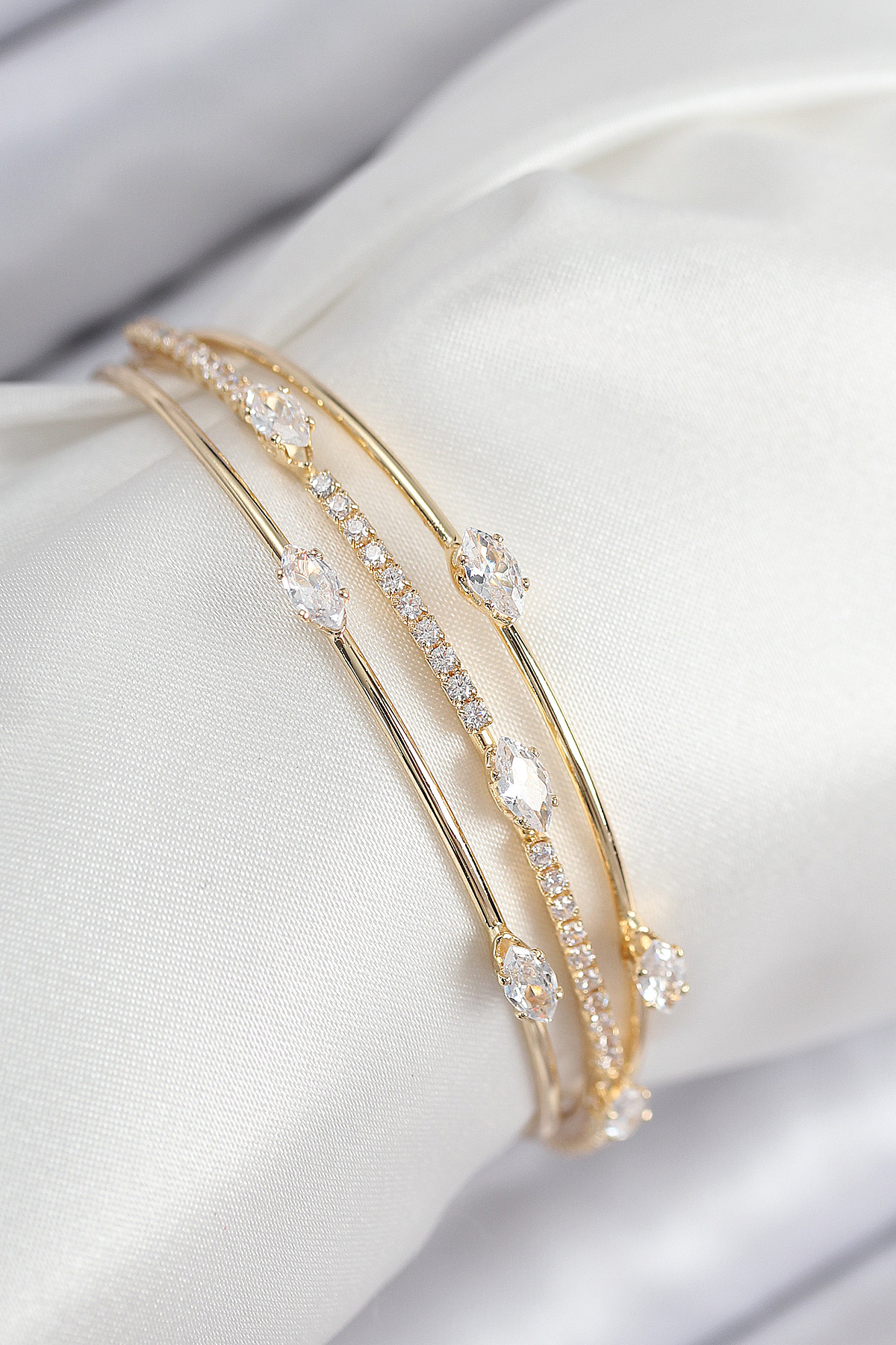 Pirinç Zirkon Taşlı Su Yolu Model Gold Renk Kadın Bileklik