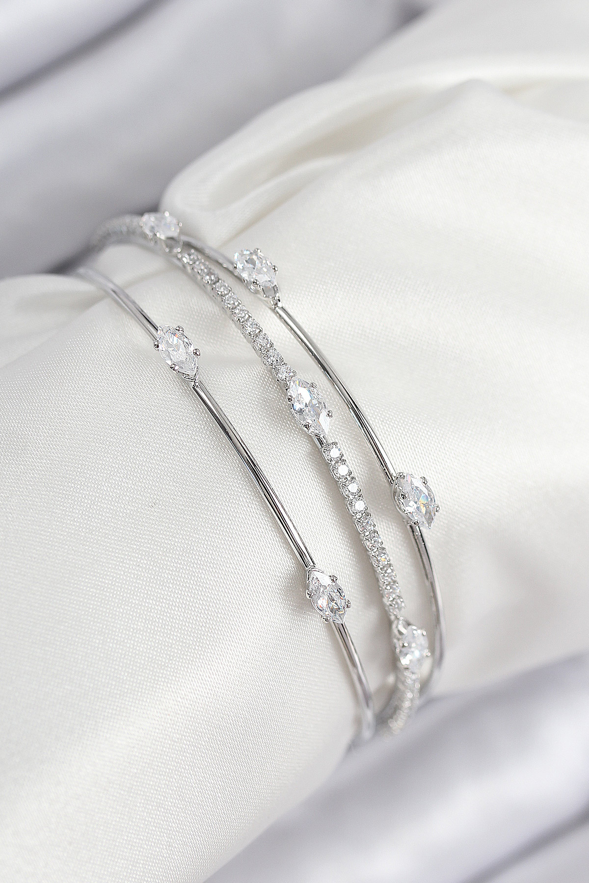 Pirinç Zirkon Taşlı Su Yolu Model Gümüş Renk Kadın Bileklik