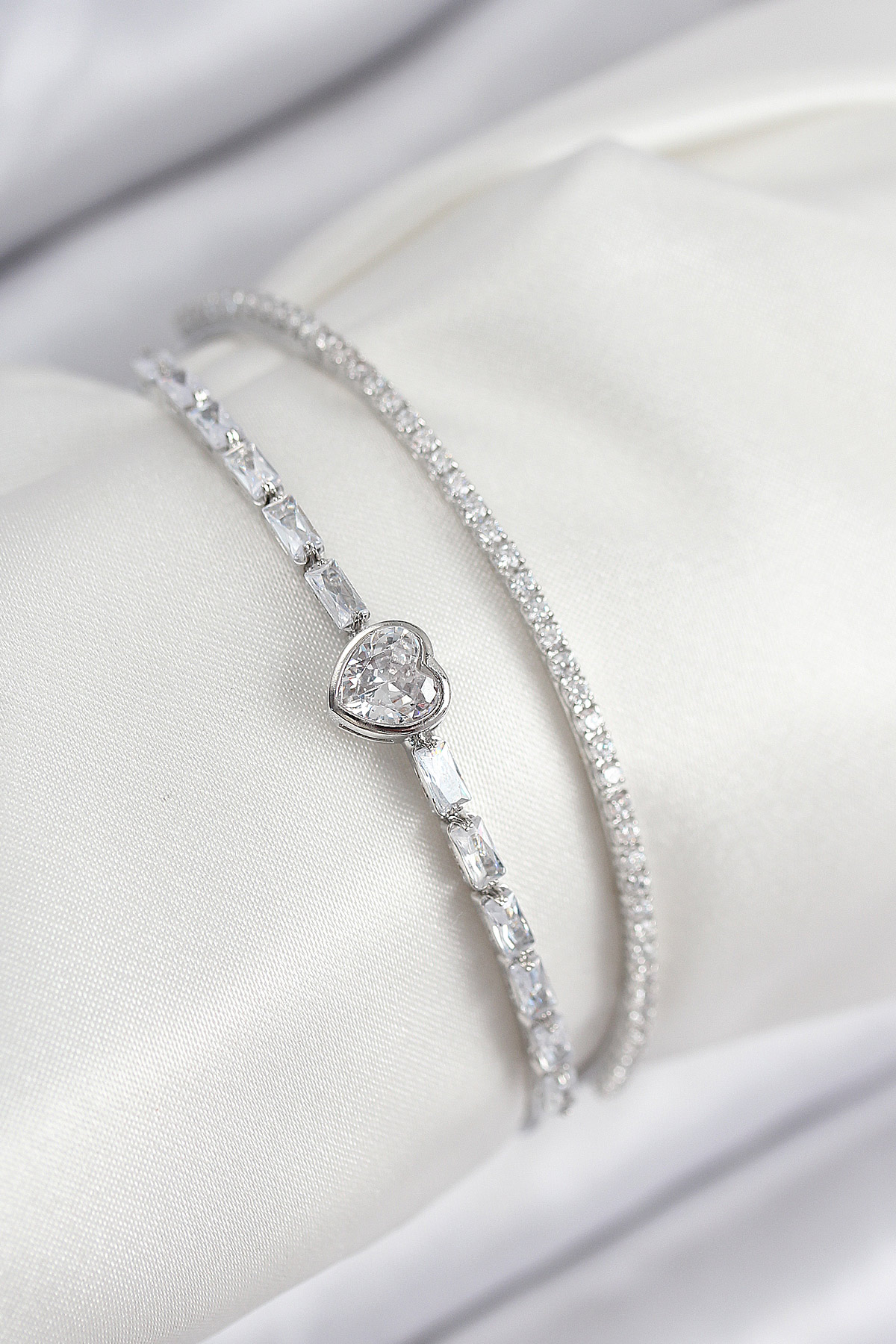 Pirinç Zirkon Taşlı Kalp Model Gümüş Renk Kadın Bileklik