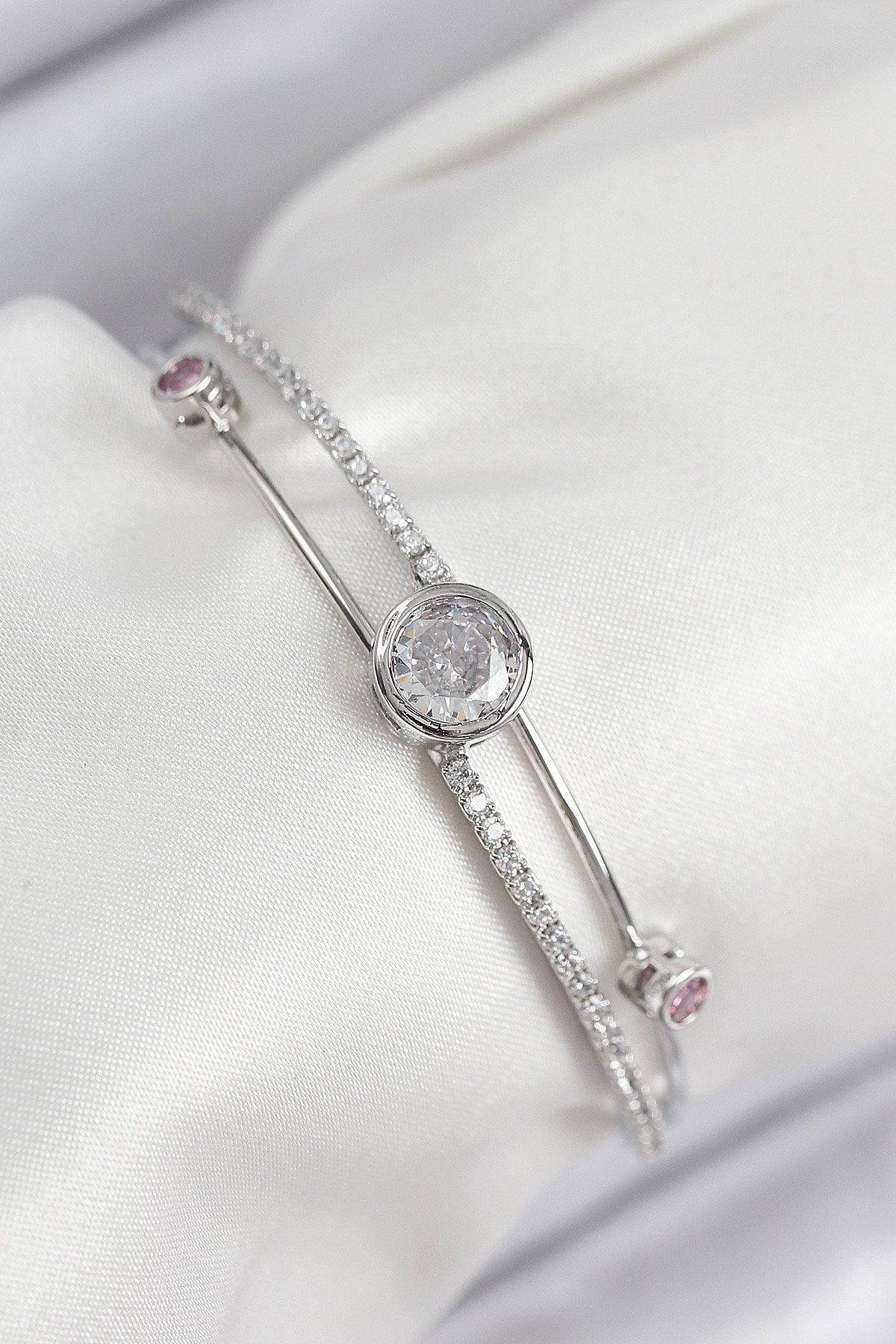 Pirinç Zirkon Taşlı Pırlanta Model Gümüş Renk Kadın Bileklik