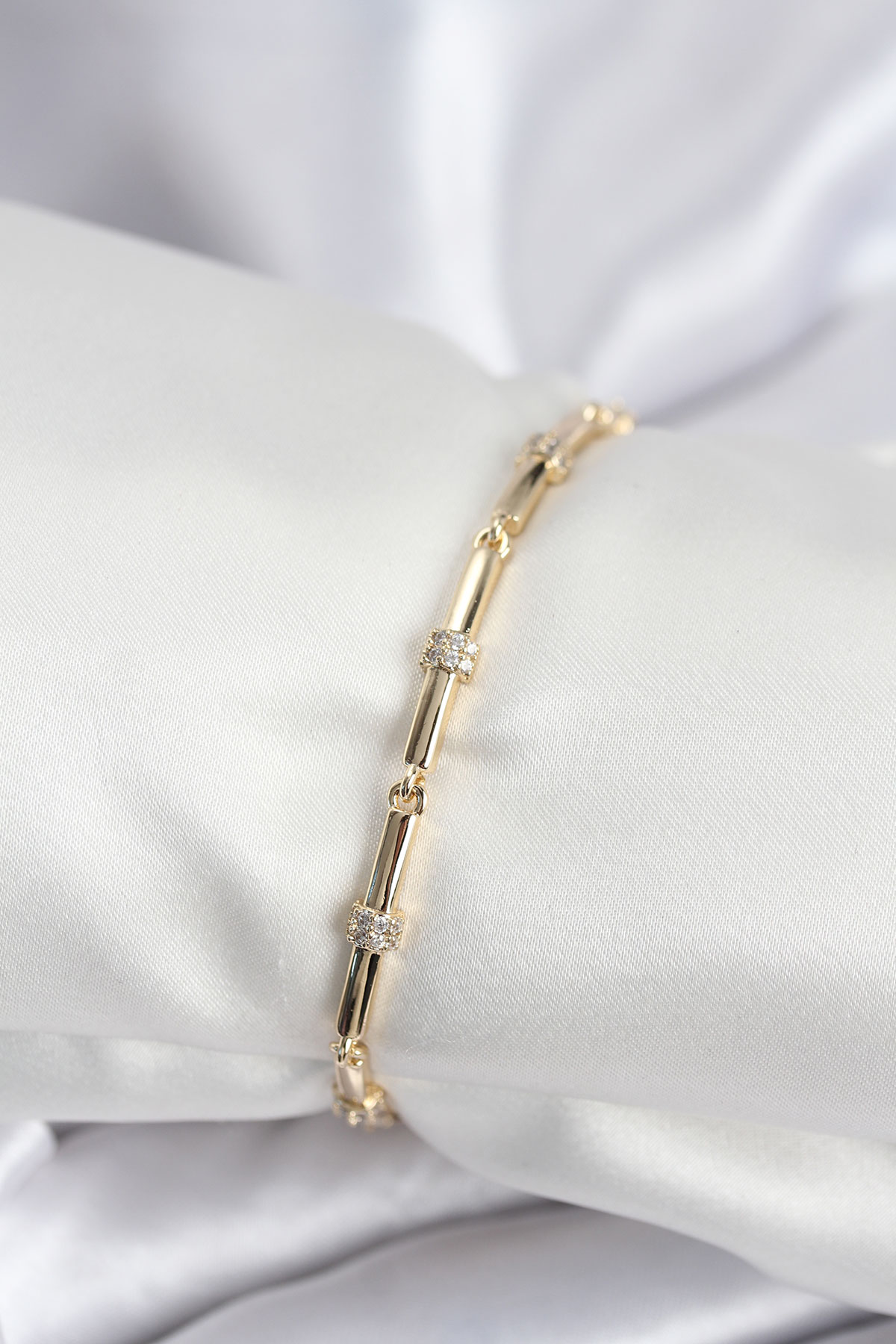 Pirinç VIP Seri Gold Renk Parçalı Model Zirkon Taşlı Kadın Bileklik