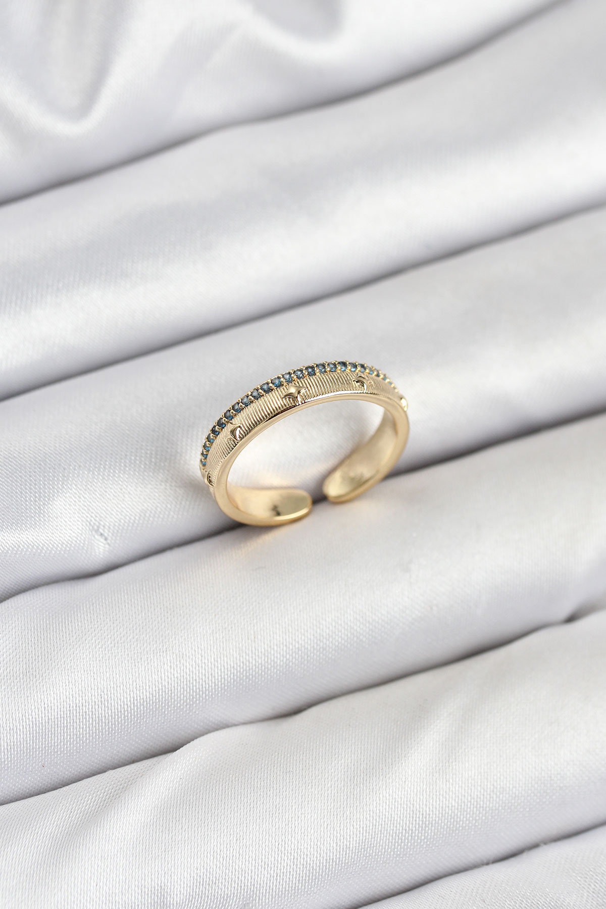 Pirinç Gold Renk Sıralı Zirkon Taşlı Kutup Yıldızı Model Kadın Yüzük