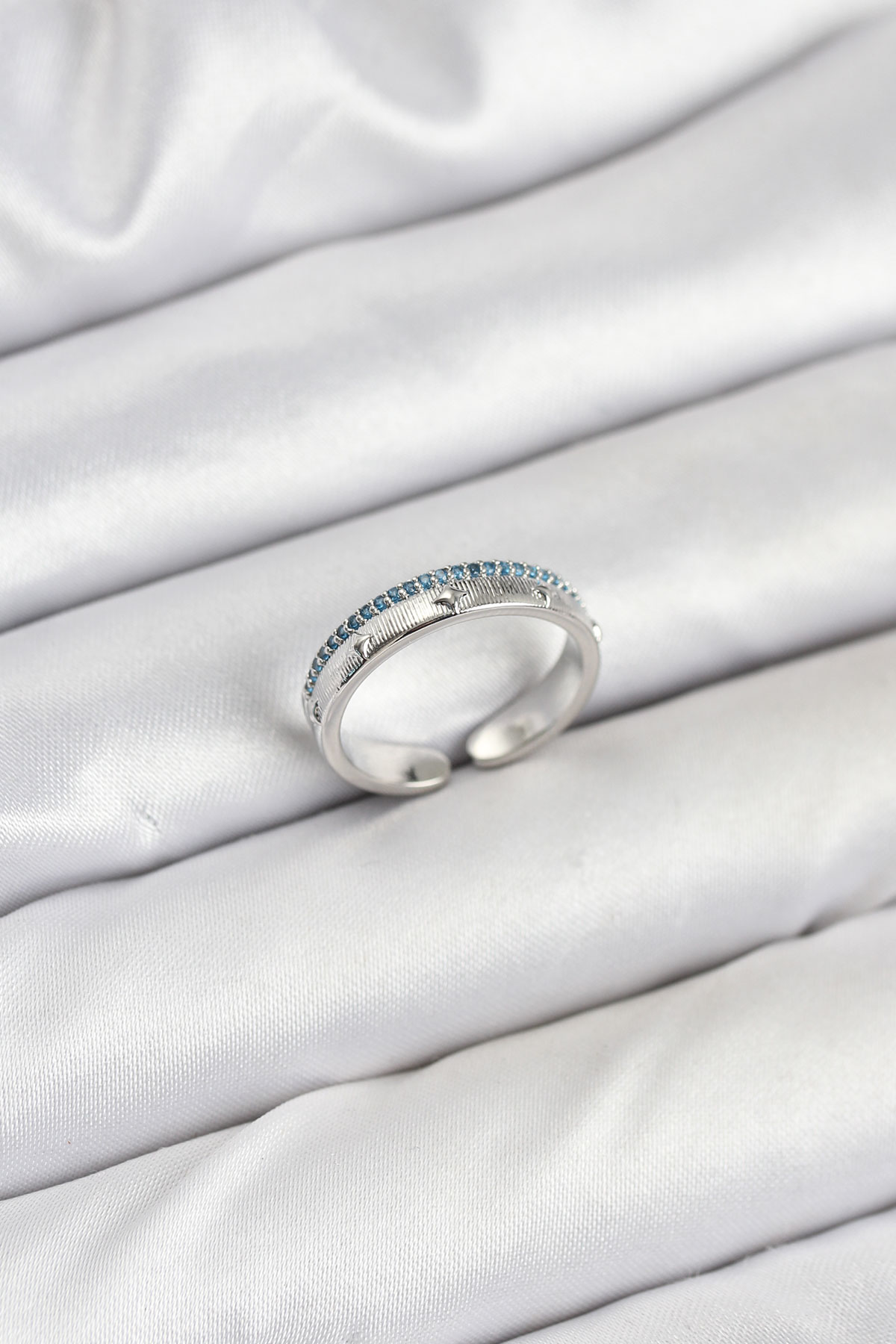 Pirinç Gümüş Renk Sıralı Zirkon Taşlı Kutup Yıldızı Model Kadın Yüzük