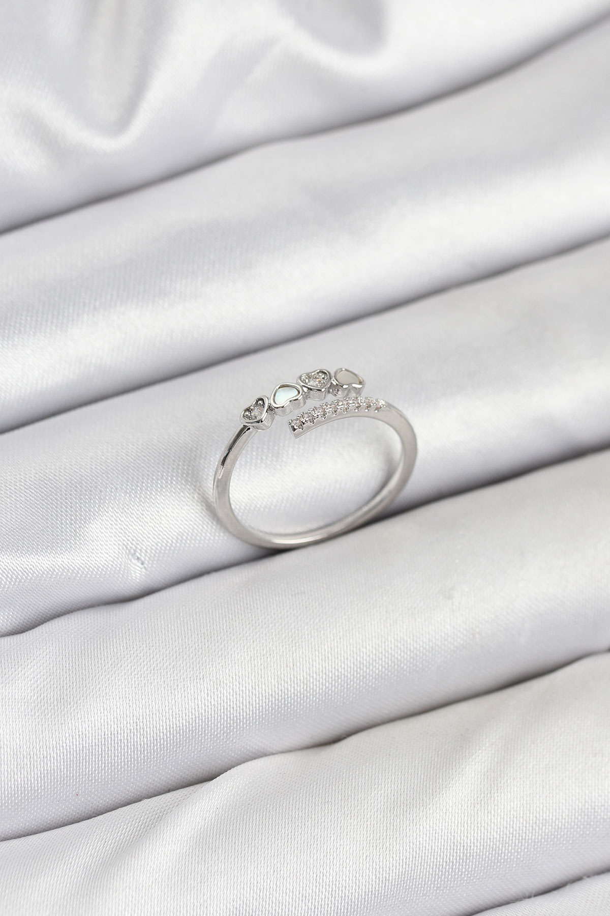 Pirinç Gümüş Renk Kalpli Detaylı Zirkon Taşlı Kadın Yüzük