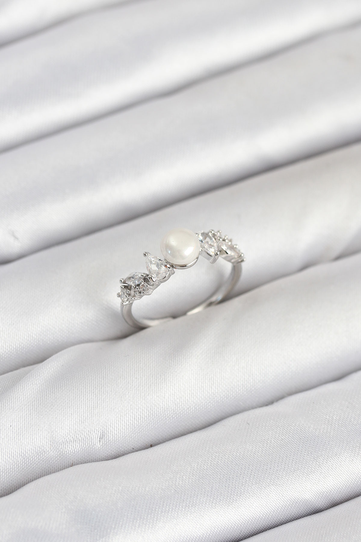 Pirinç Gümüş Renk Zirkon Taşlı İncili Model Kadın Yüzük