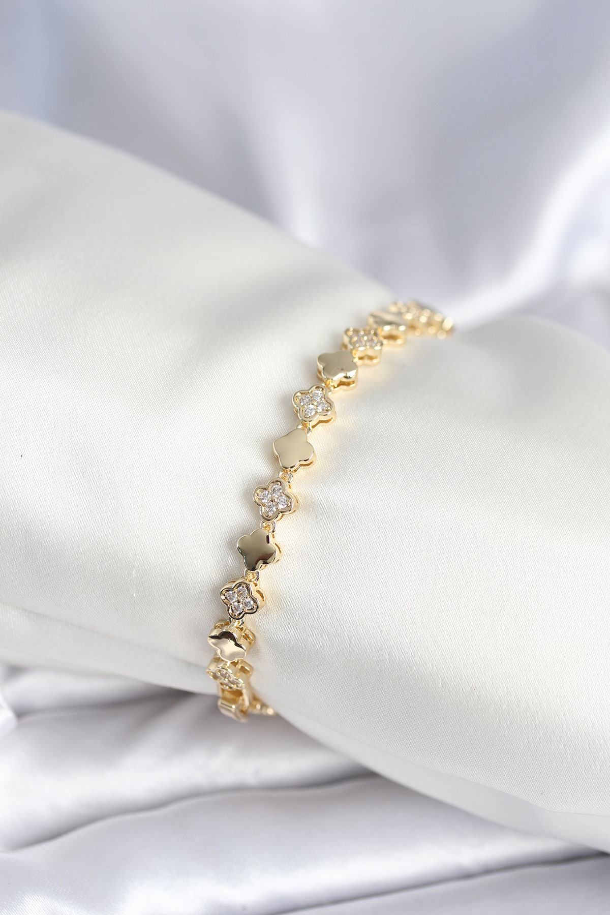 Pirinç Gold Renk Zirkon Taşlı Yonca Model Kadın Bileklik