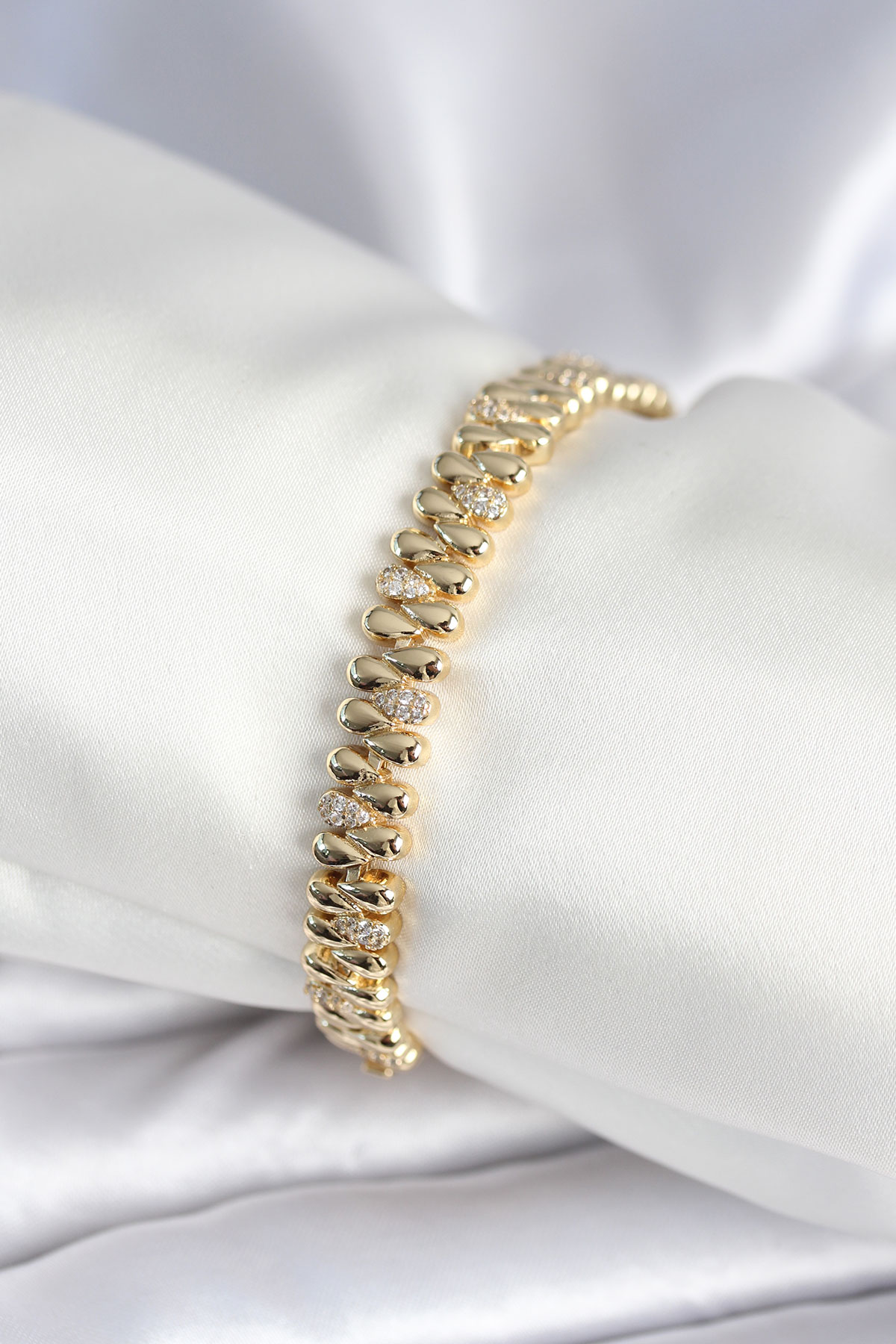 Pirinç Gold Renk Damla Model Zirkon Taşlı Kadın Bileklik