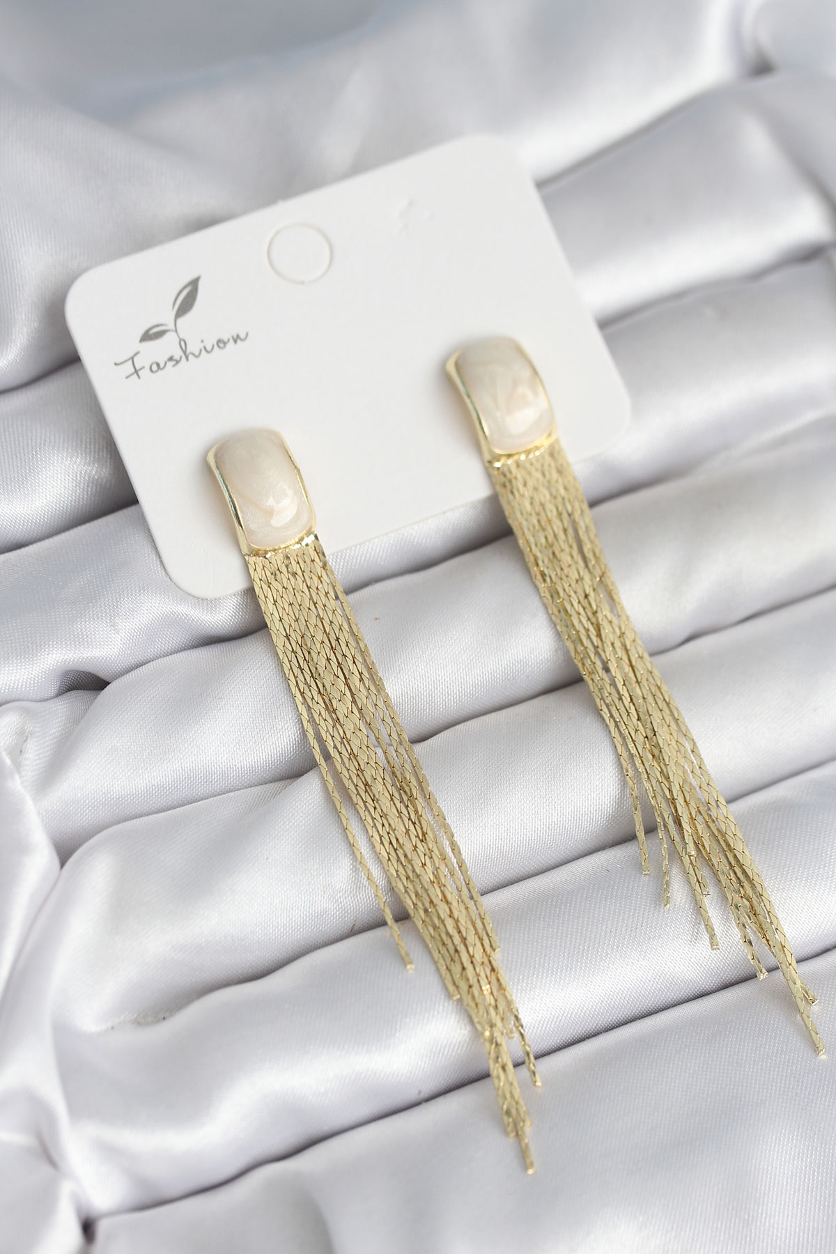 Sallantılı Beyaz Mineli Gold Renk Kadın Küpe