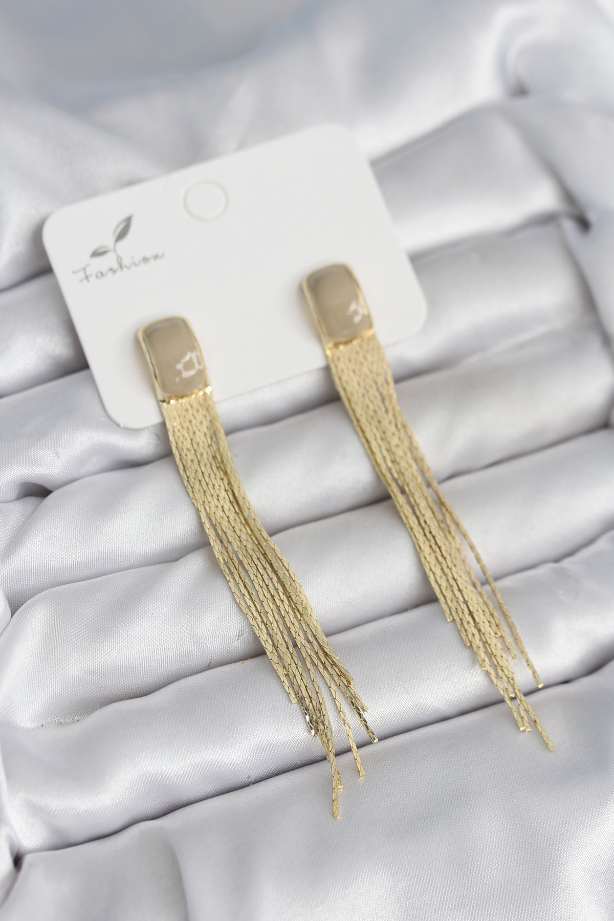 Sallantılı Krem Mineli Gold Renk Kadın Küpe