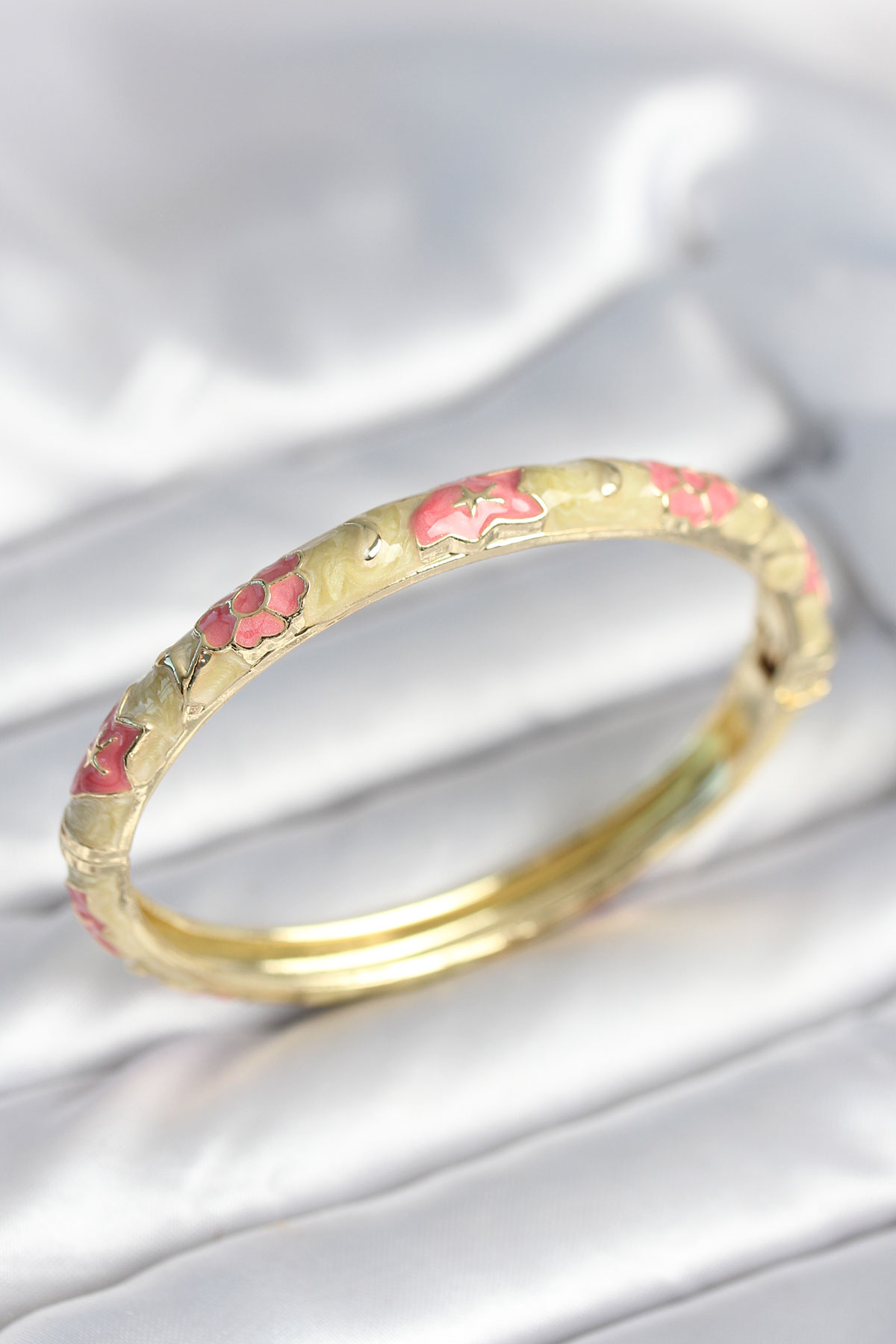 Yeşil Krem Renk Detaylı Mineli Kelepçe