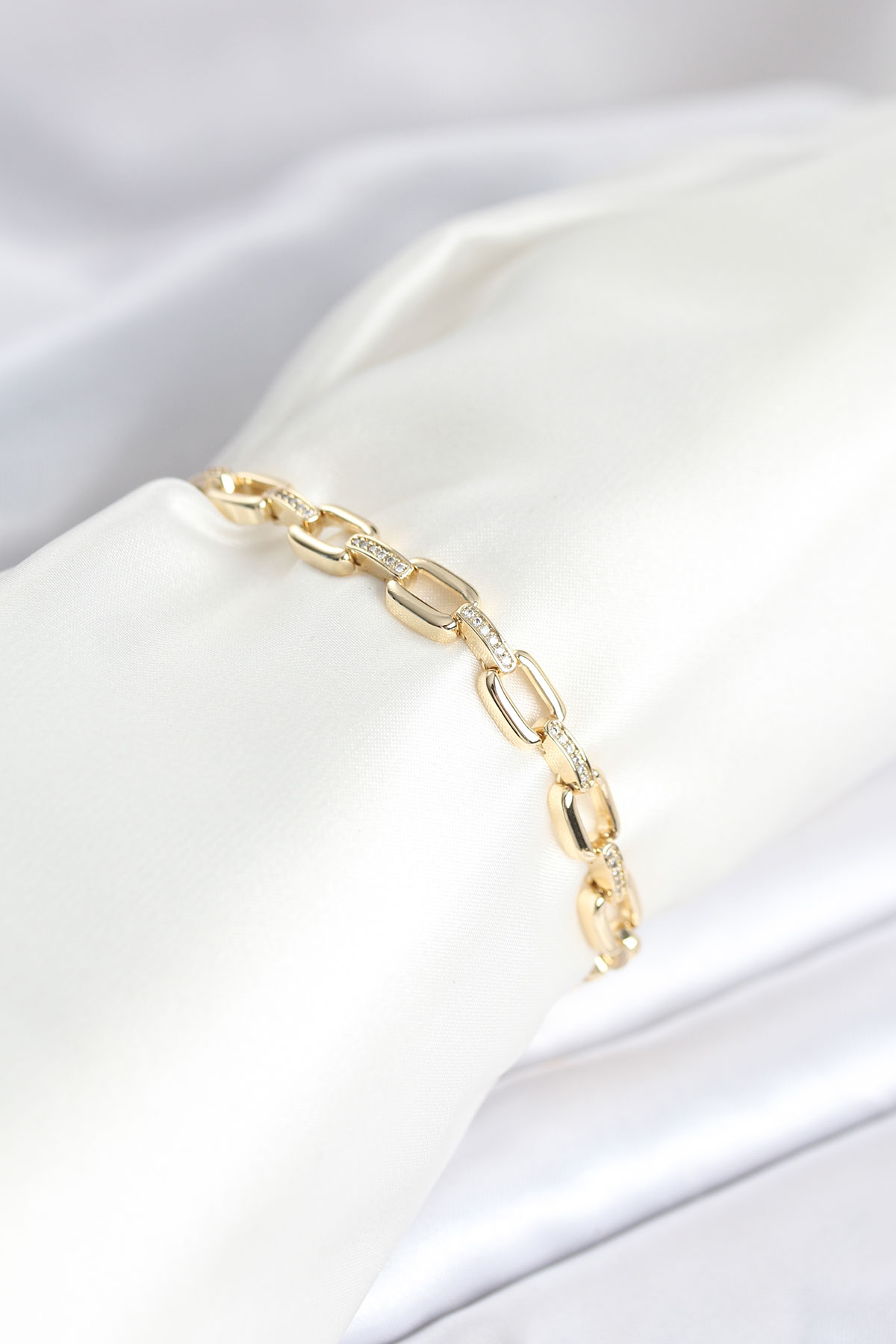 Pirinç Gold Renk Kare Zincir Model Zirkon Taşlı Kadın Bileklik