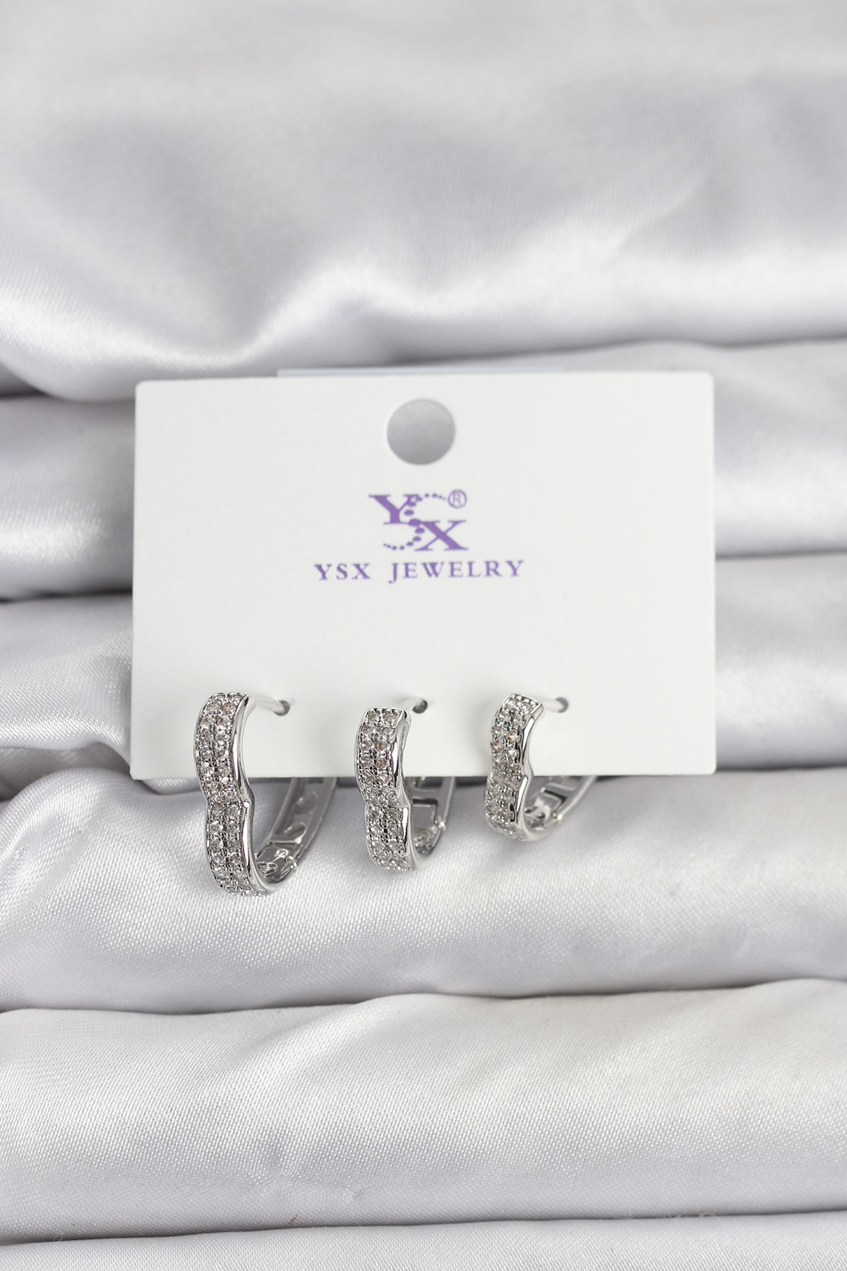 Gümüş Renk Pirinç Zirkon Taşlı Kalpli Kadın Küpe