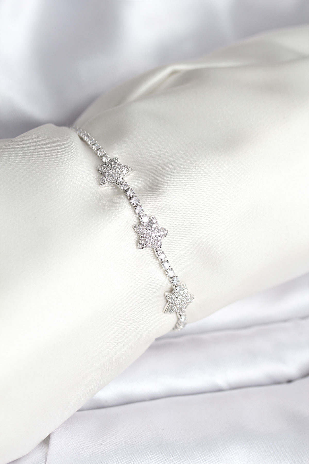 Yıldız Model Zirkon Taşlı Gümüş Renk Pirinç Su Yolu Kadın Bileklik