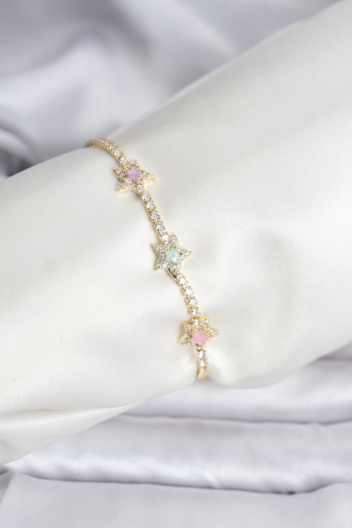 Renkli Yıldız Model Zirkon Taşlı Gold Renk Pirinç Su Yolu Kadın Bileklik