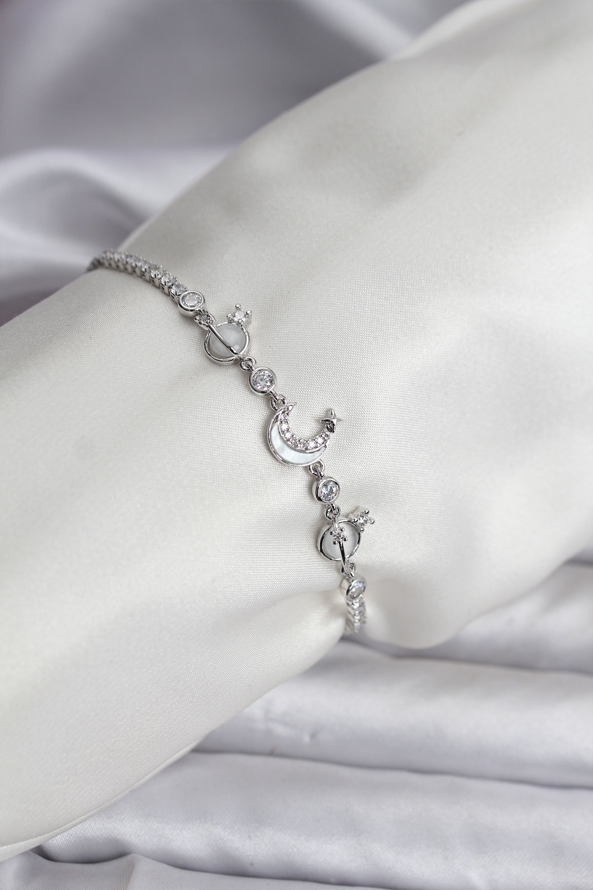 Charmlı Model Zirkon Taşlı Gümüş Renk Su Yolu Kadın Bileklik