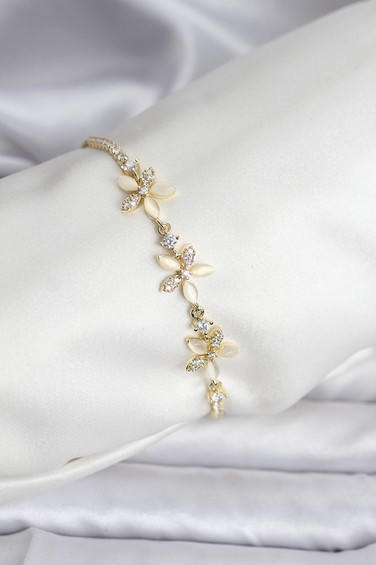 Çiçek Model Zirkon Taşlı Gold Renk Pirinç Su Yolu Kadın Bileklik