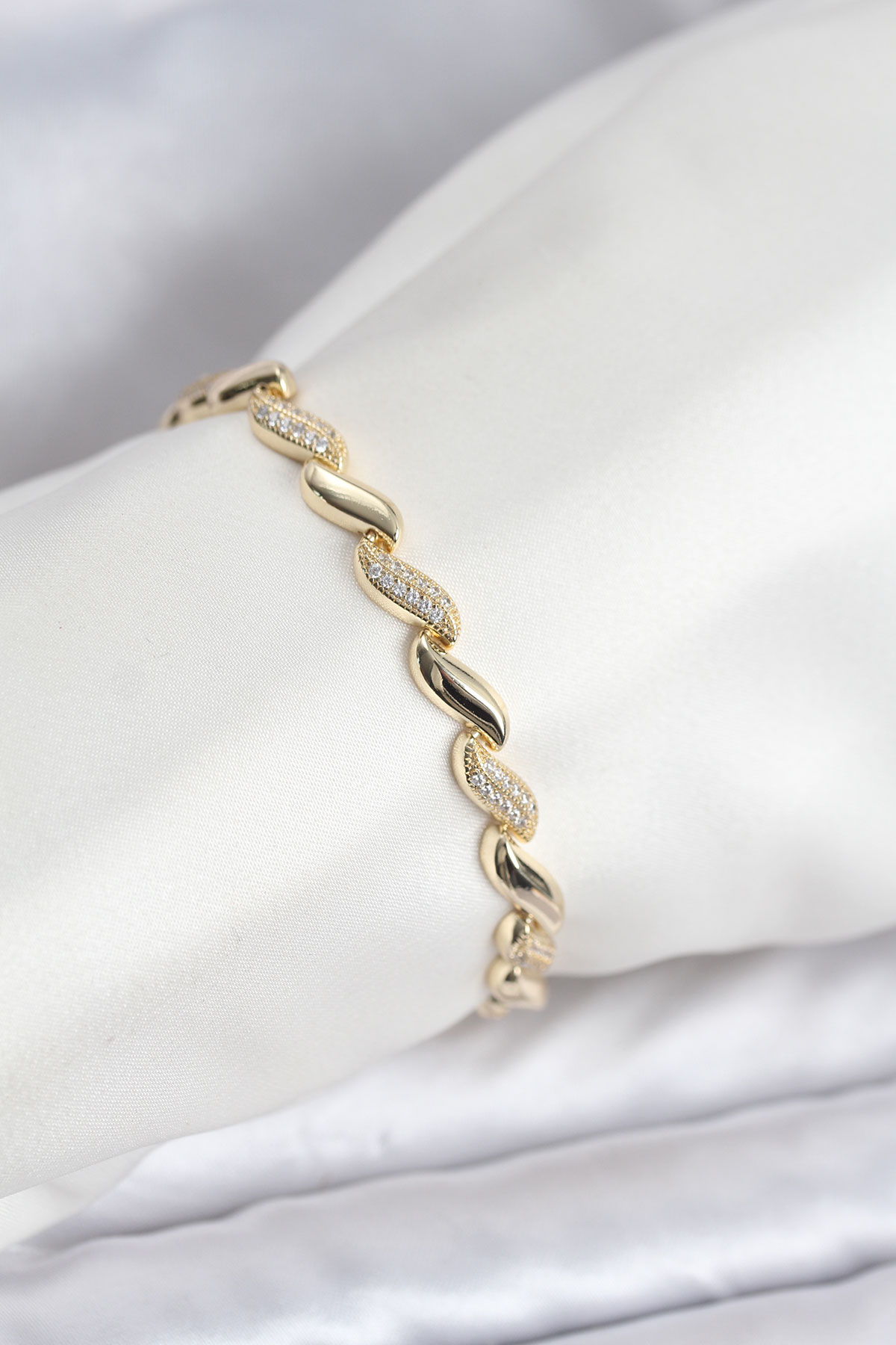 Gold Renk Sıralı Damla Model Zirkon Taşlı Pirinç Kadın Bileklik