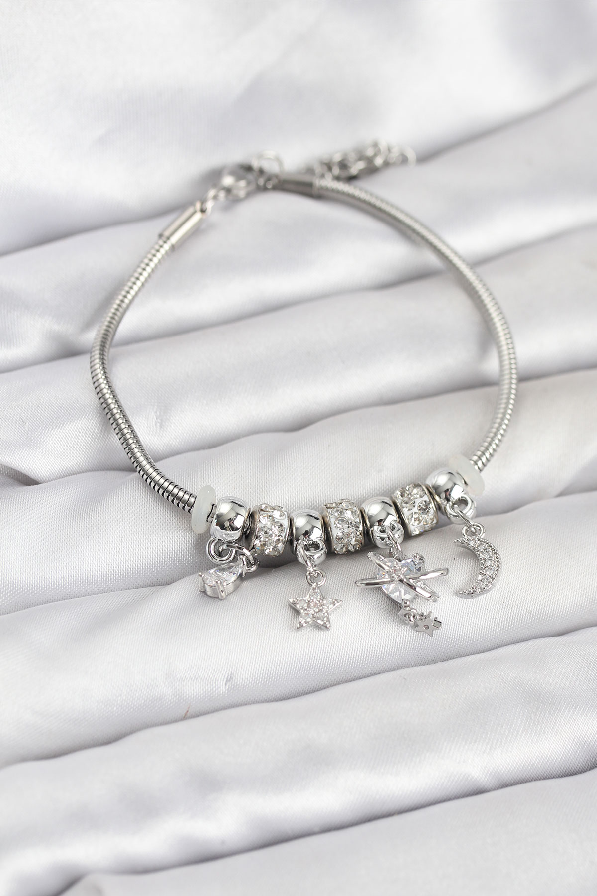 Pirinç Gümüş Renk Kalpli Model Charmlı Kadın Bileklik