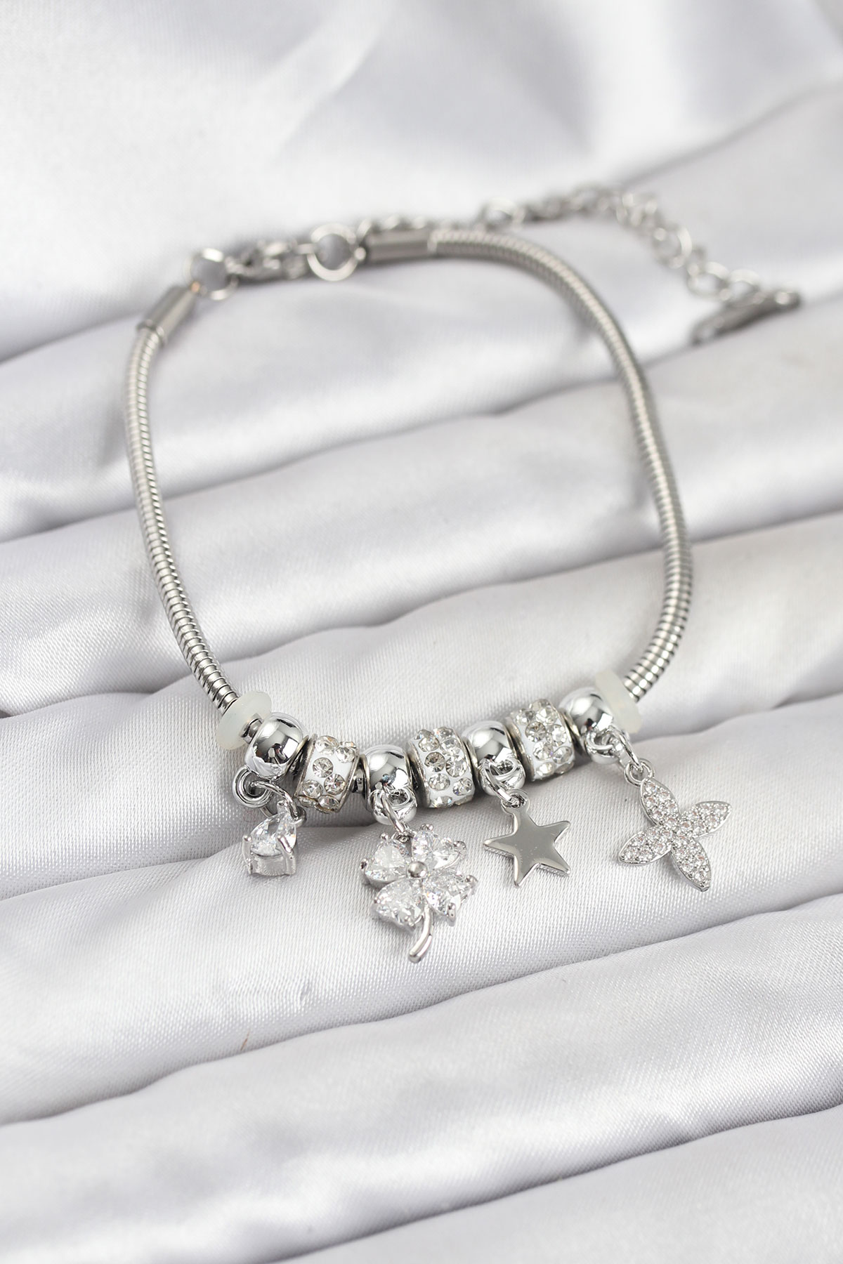 Gümüş Renk Pirinç Yonca Charmlı Kadın Bileklik