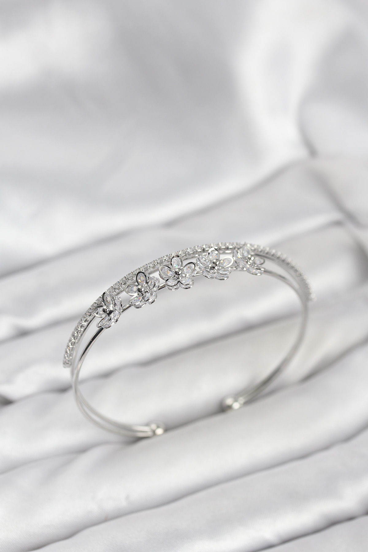 Çiçek Model Pirinç Gümüş Renk Kadın Bileklik