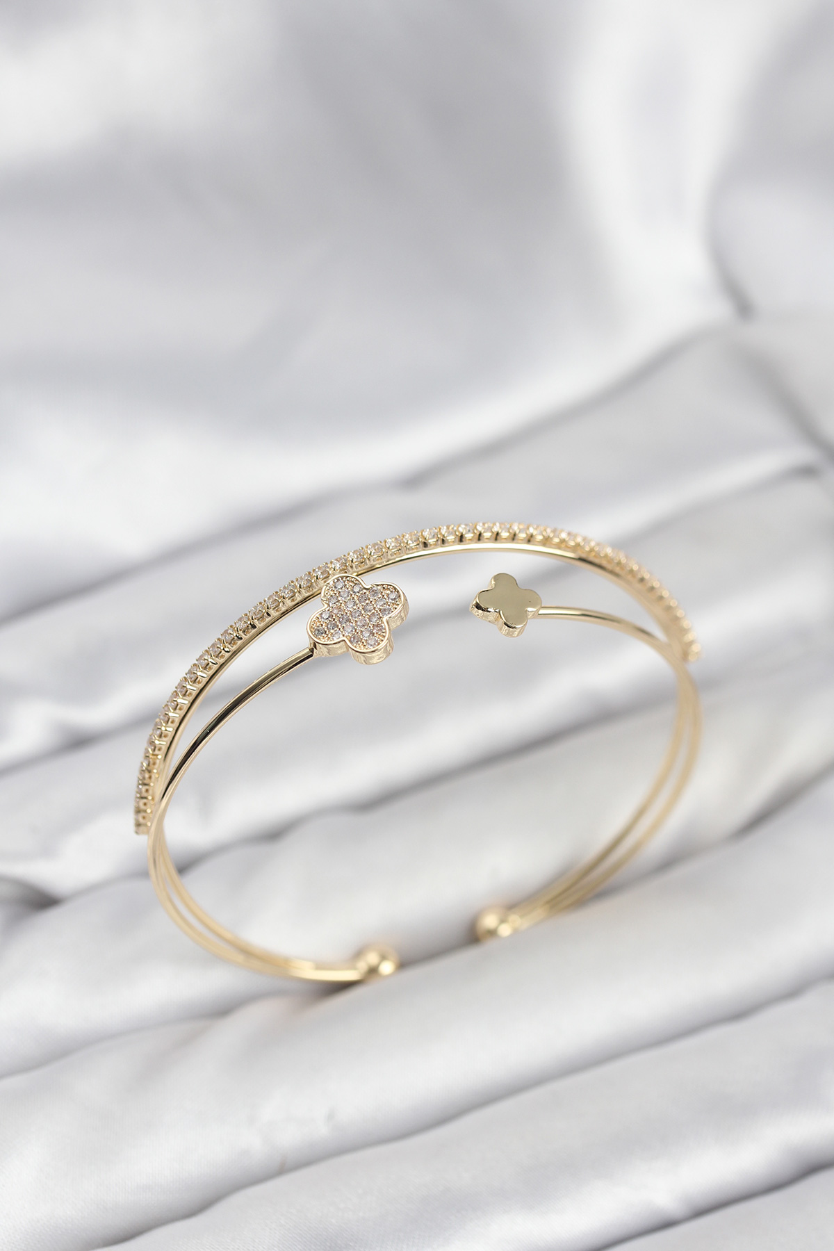 Yonca Model Pirinç Gold Renk Kadın Bileklik