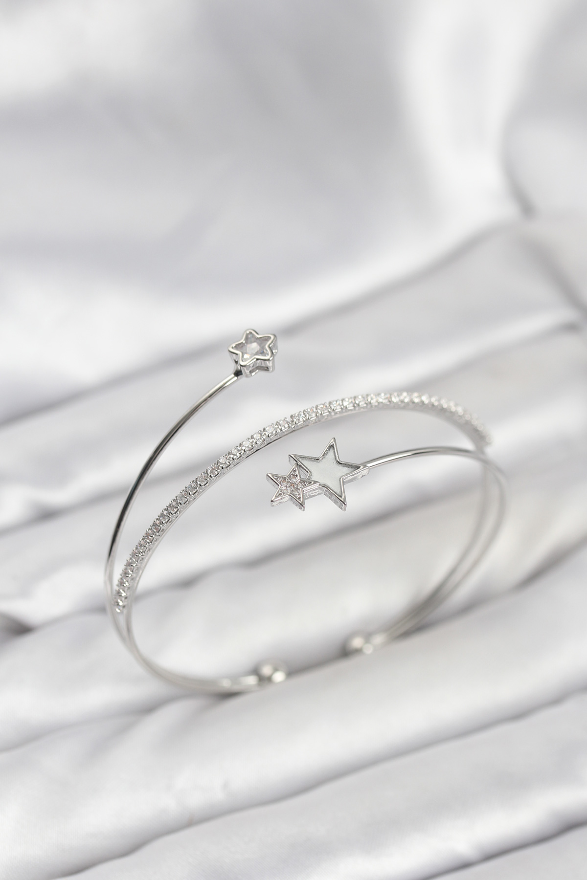 Yıldızlı Model Pirinç Gümüş Renk Kadın Bileklik