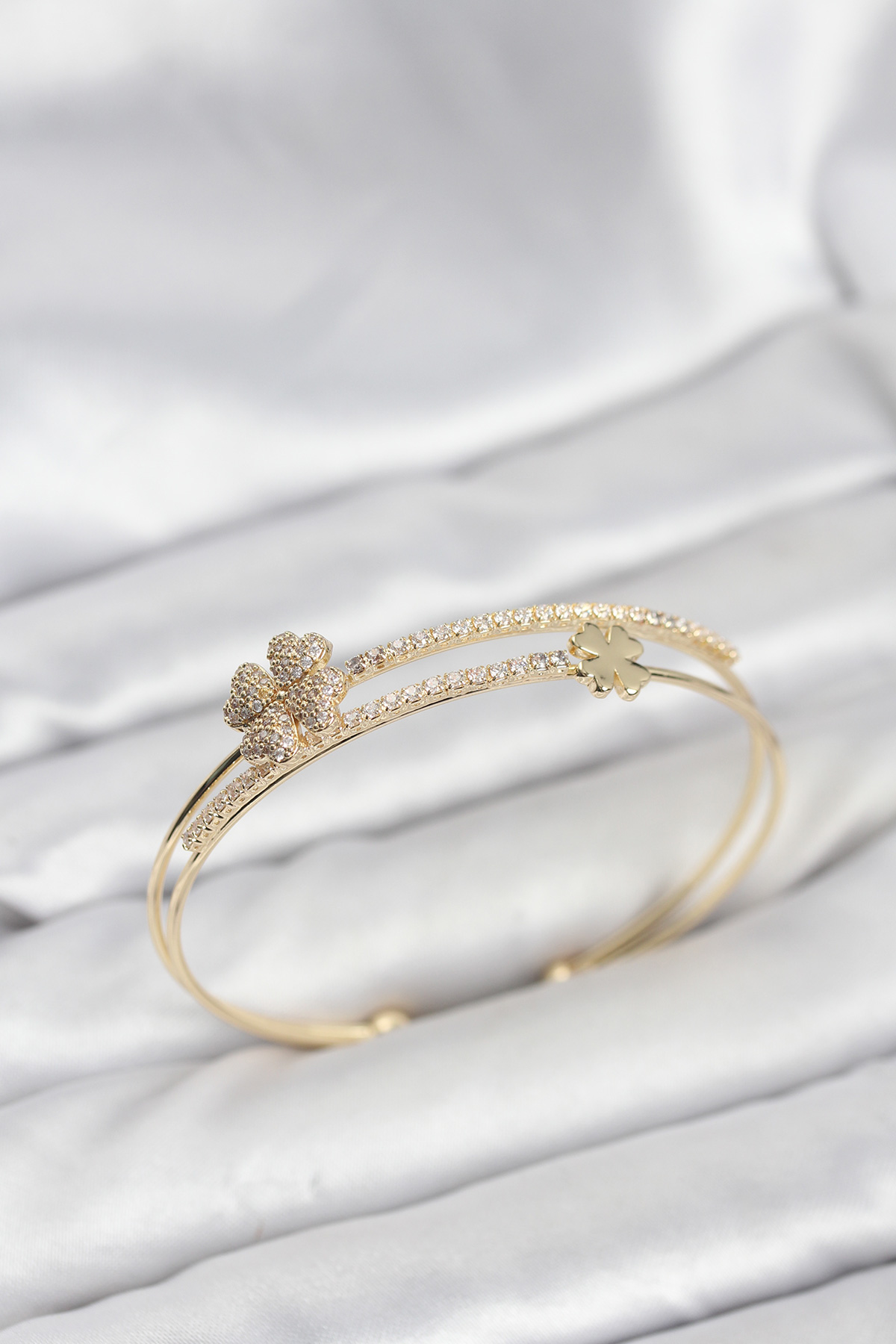 Pirinç Gold Renk Yonca Model Kadın Bileklik