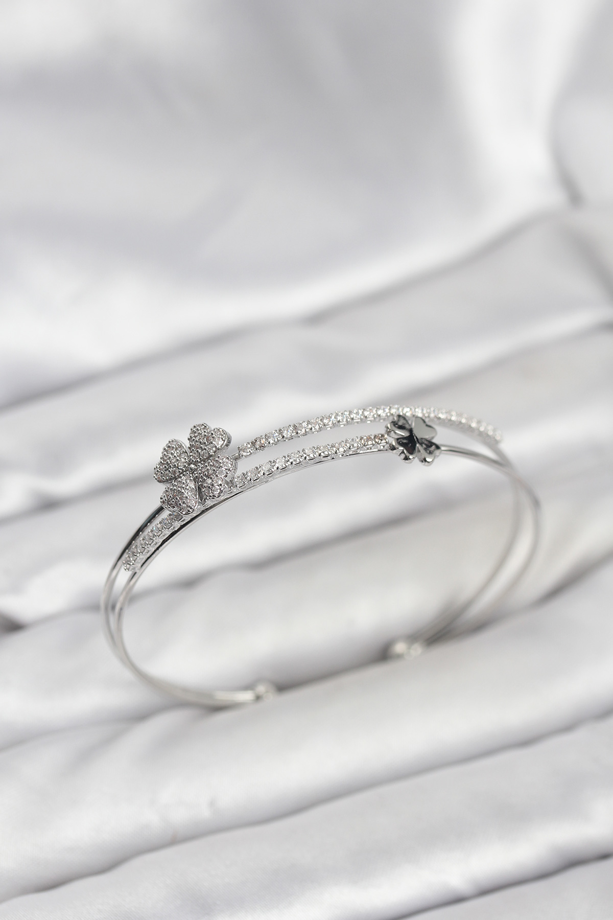 Pirinç Gümüş Renk Yonca Model Kadın Bileklik