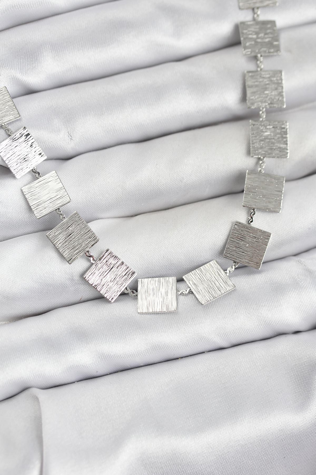 Kare Plaka Model Gümüş Renk Kadın Kolye