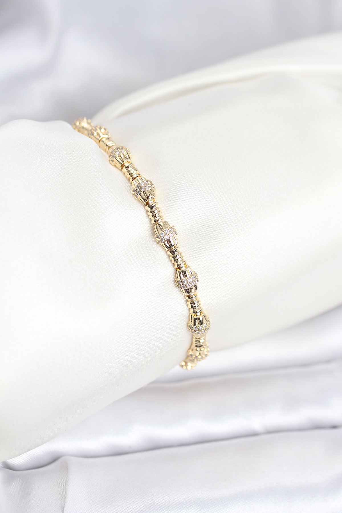 Pirinç Gold Renk VIP Seri Punta Model Zirkon Taşlı Kadın Bileklik