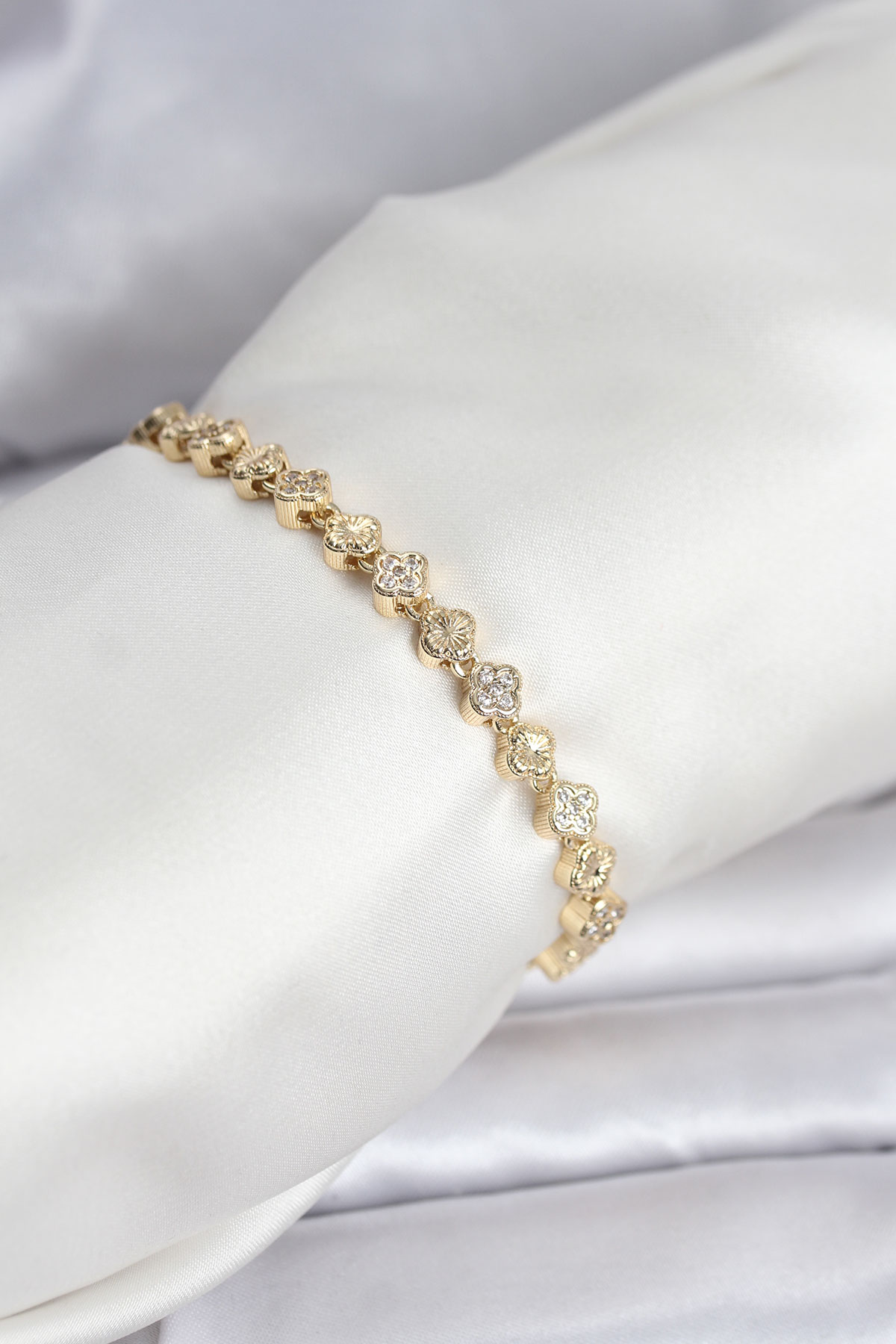 Pirinç Gold Renk VIP Seri Sıralı Yonca Model Zirkon Taşlı Kadın Bileklik