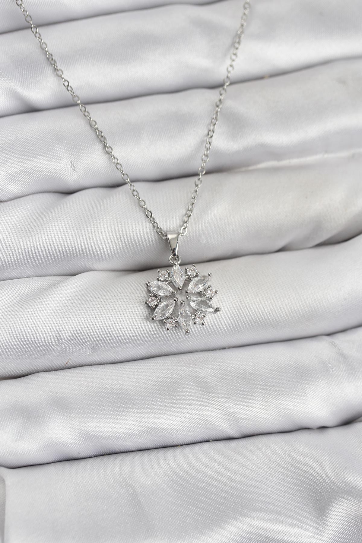 316L Çelik Zincir Gümüş Renk Lotus Model Zirkon Taşlı Kadın Kolye