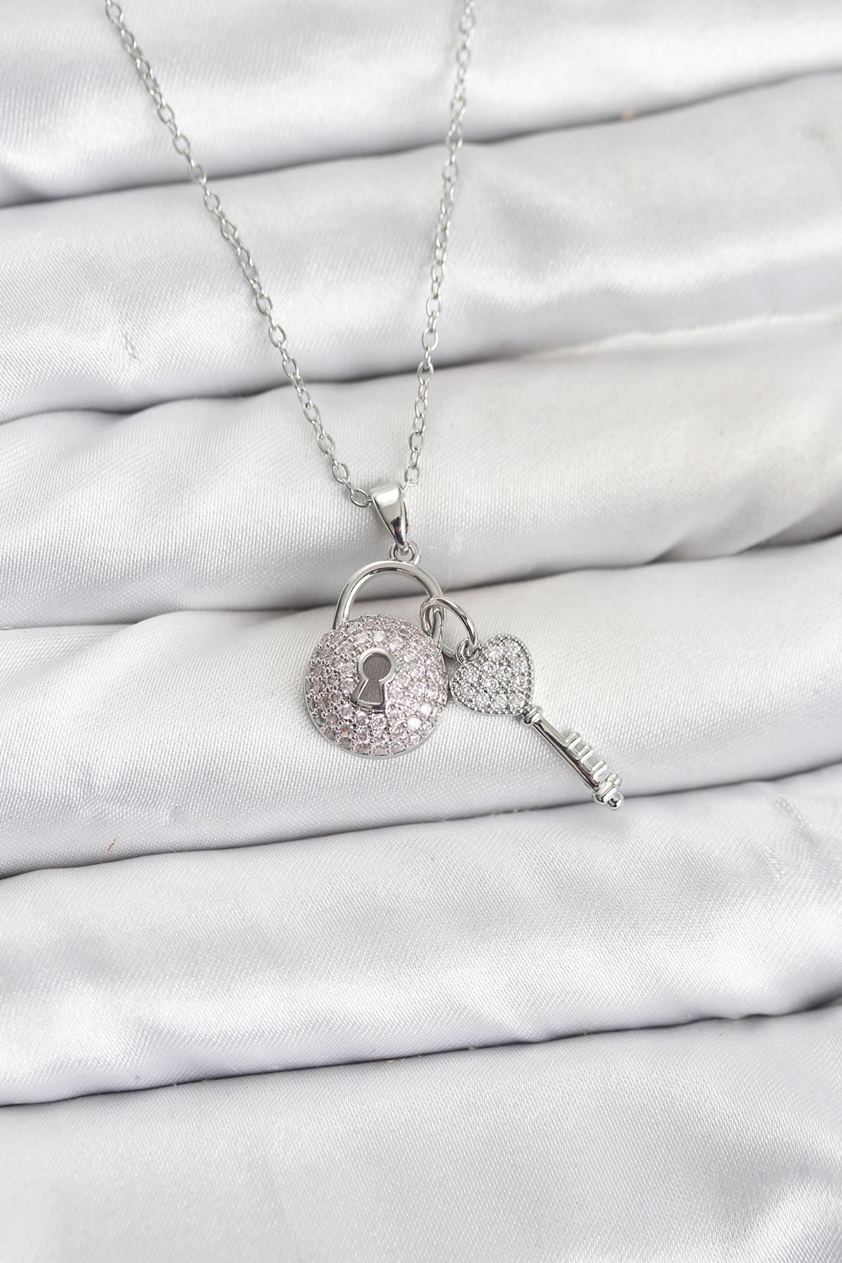 316L Çelik Zincir Gümüş Renk Kilit Anahtar Model Zirkon Taşlı Kadın Kolye