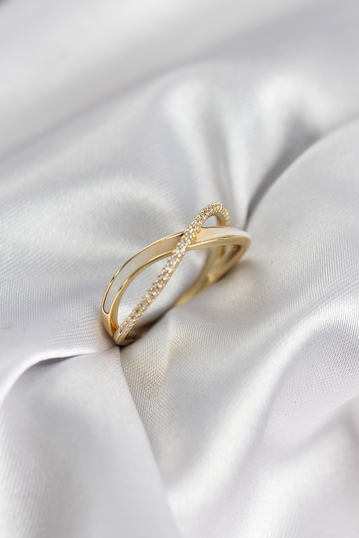 Zirkon Taşlı Sarmal Sedefli Gold Renk Kadın Yüzük