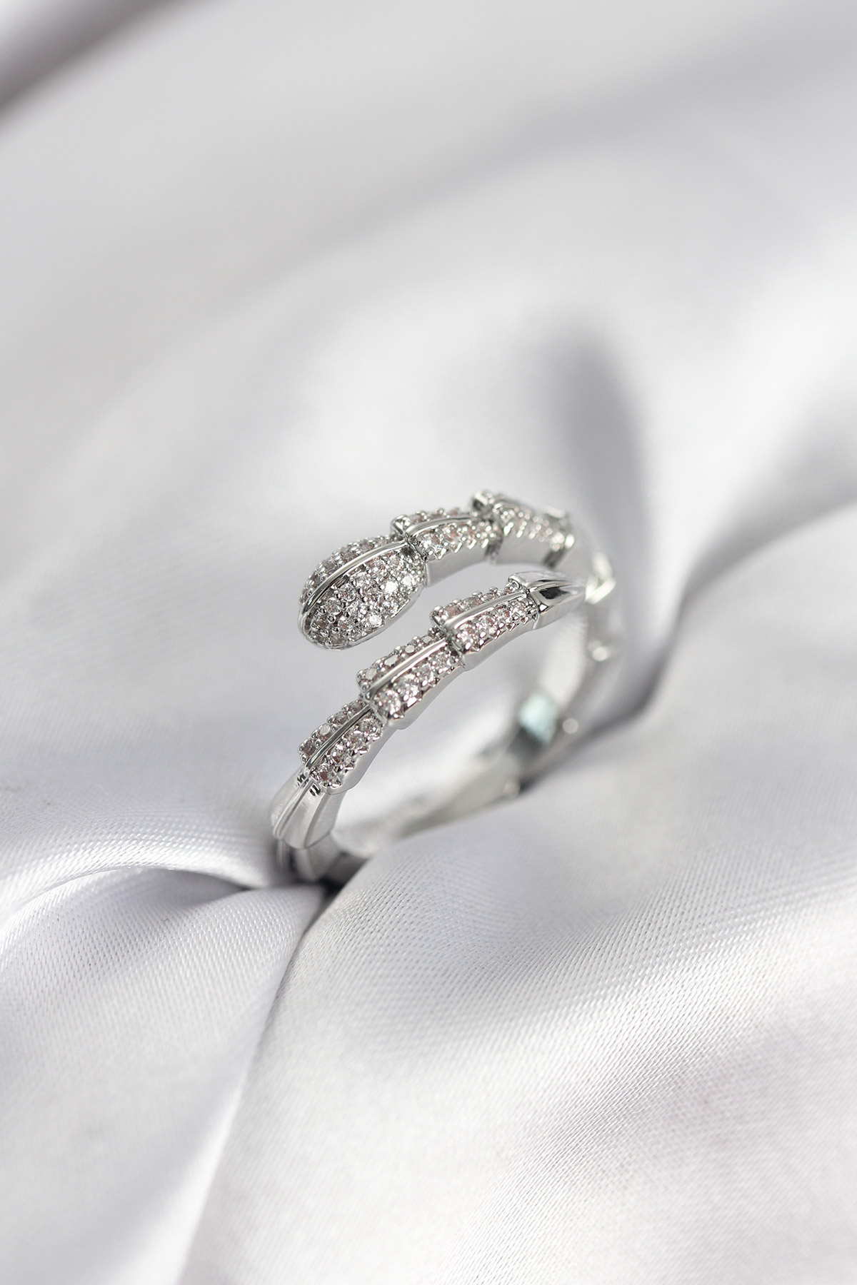 Gümüş Renk Zirkon Taşlı Yılan Model Kadın Yüzük