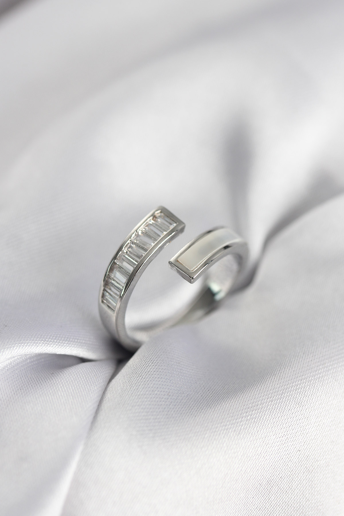 Gümüş Renk Sedefli Baget Zirkon Taşlı Kadın Yüzük