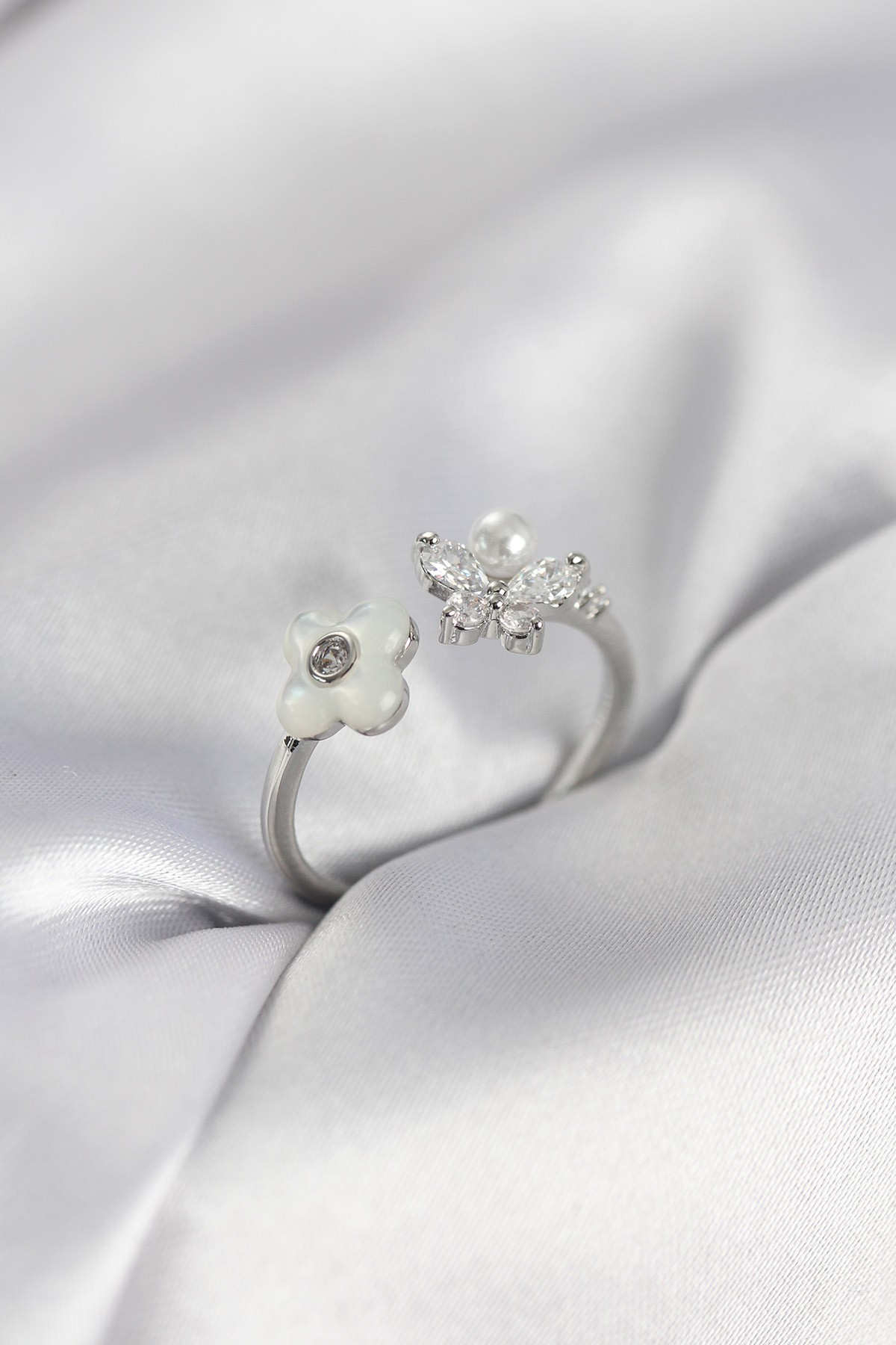 Gümüş Renk Sedefli Çiçek Model Kadın Yüzük