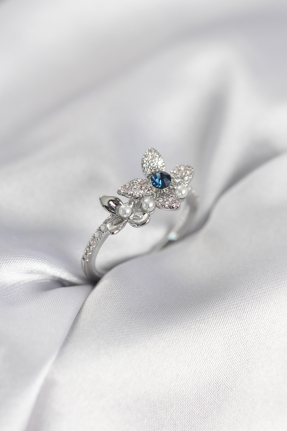 Gümüş Renk Çiçek Model Zirkon Taşlı Kadın Yüzük