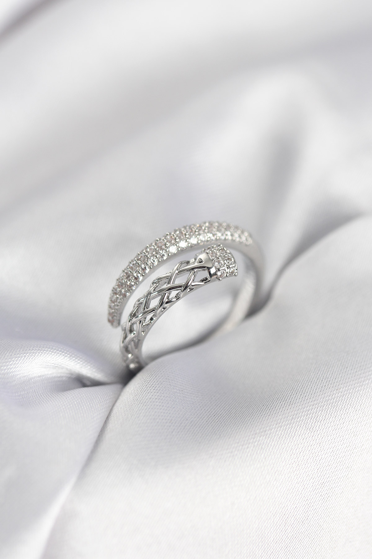 Gümüş Renk Zirkon Taşlı Sarmal Kadın Yüzük