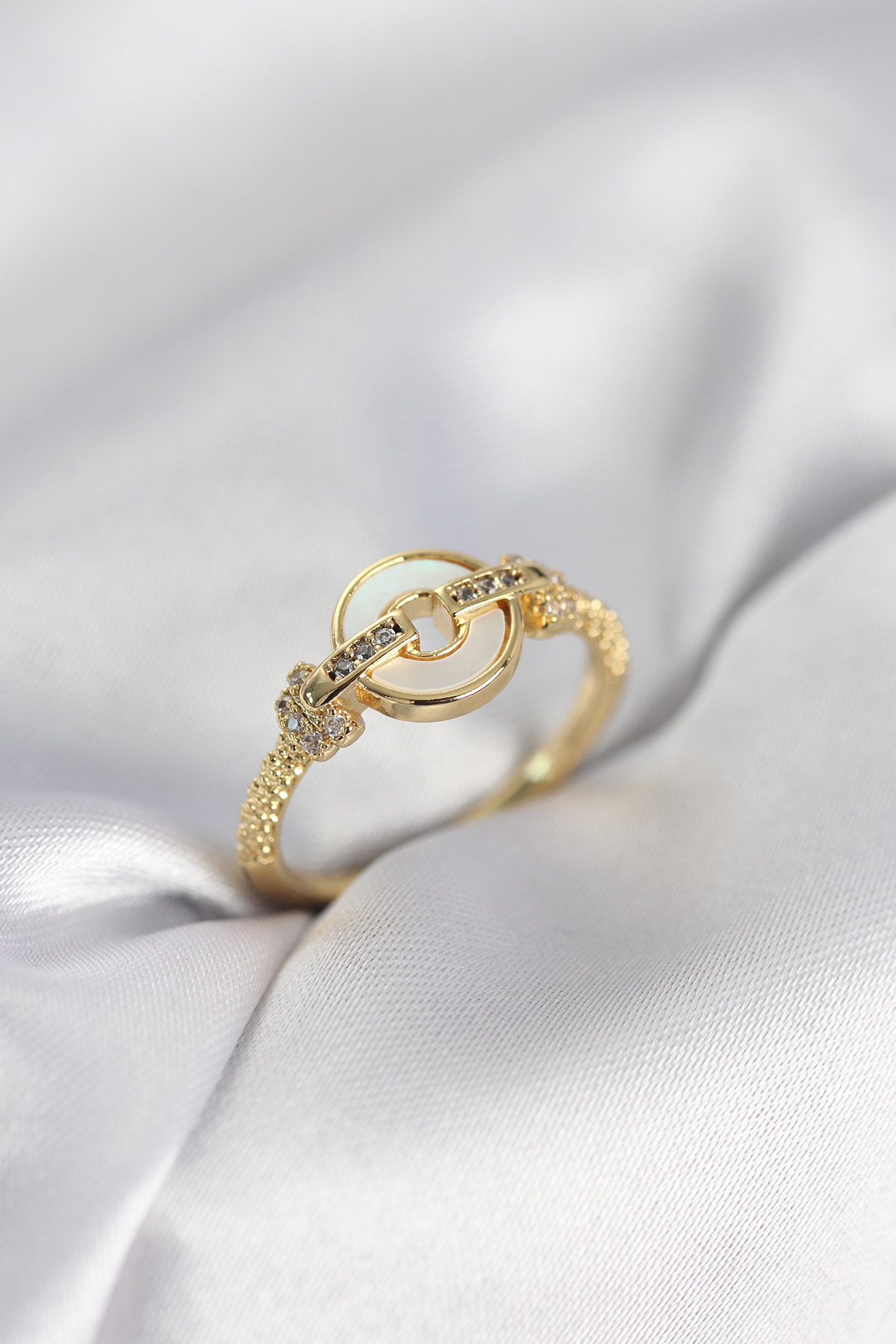 Gold Renk Daire Form Sedef ve Zirkon Taşlı Kadın Yüzük