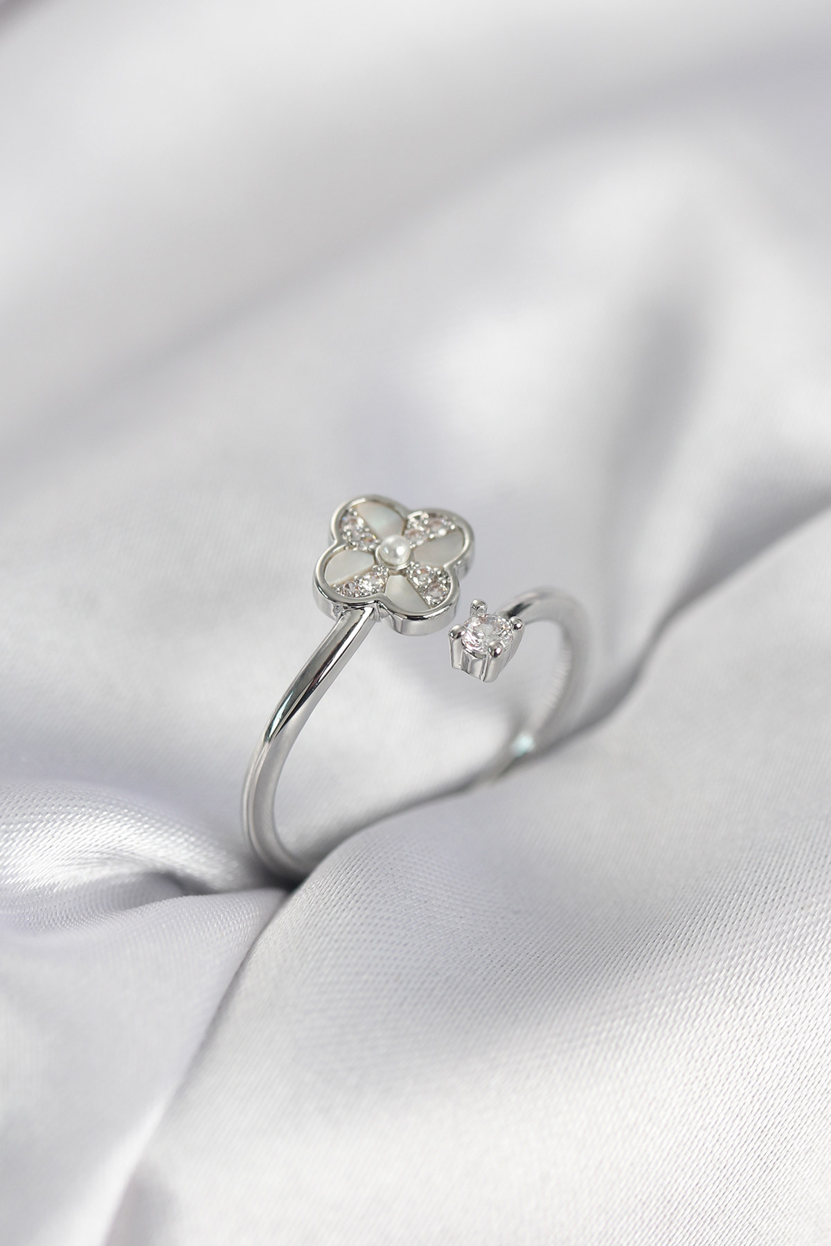 Gümüş Renk Zirkon Taşlı Yonca Model Kadın Yüzük