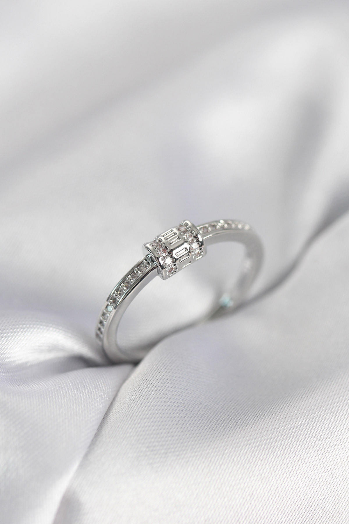 Zirkon Taşlı Gümüş Renk Pirinç Kadın Yüzük