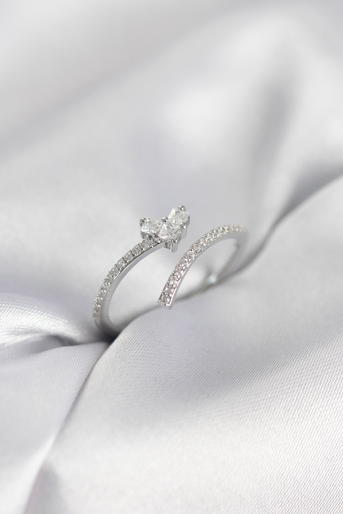 Gümüş Renk Zirkon Taşlı Kuyruklu Kalp Model Kadın Yüzük