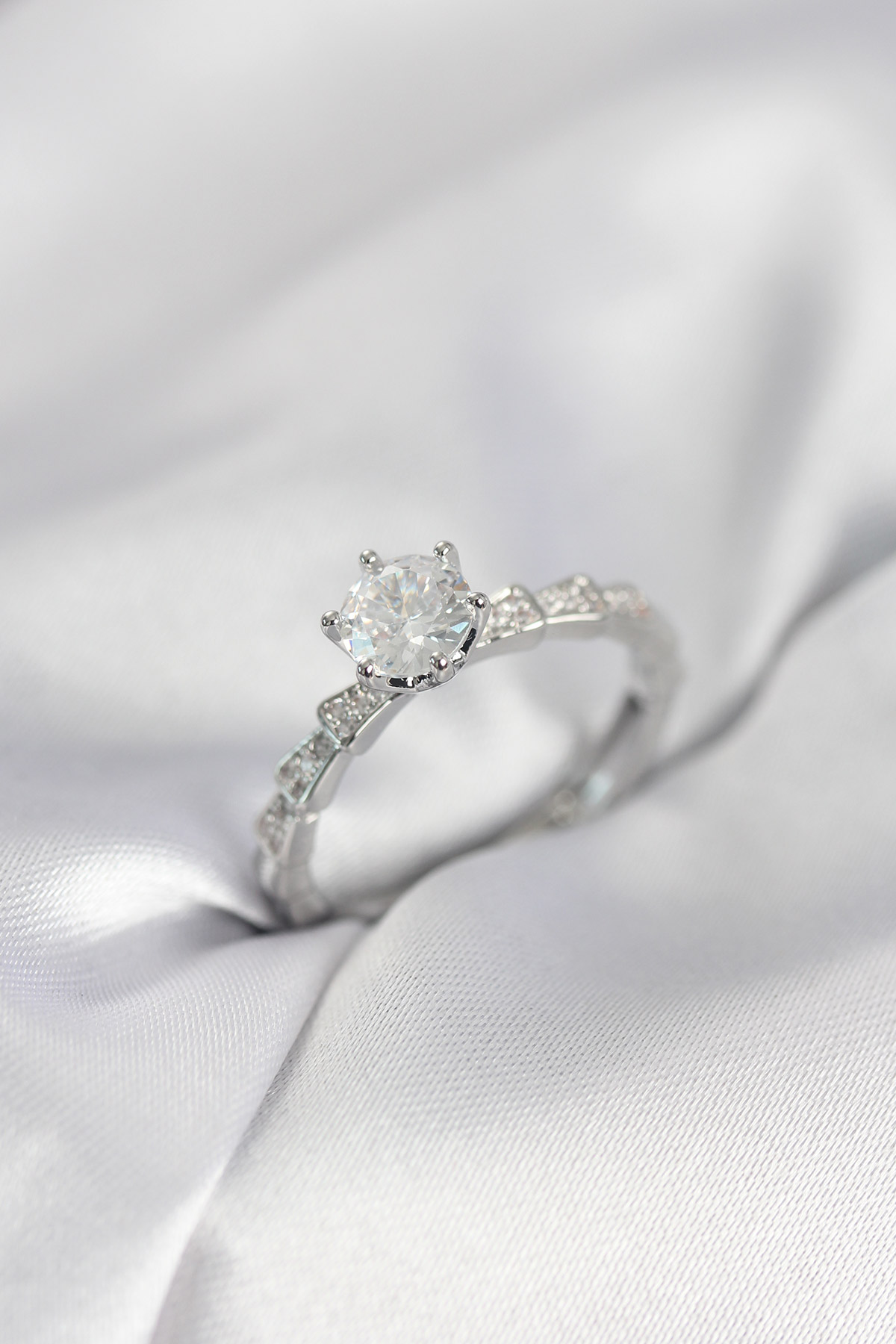 Gümüş Renk Zirkon Taşlı Tek Taş Model Kadın Yüzük