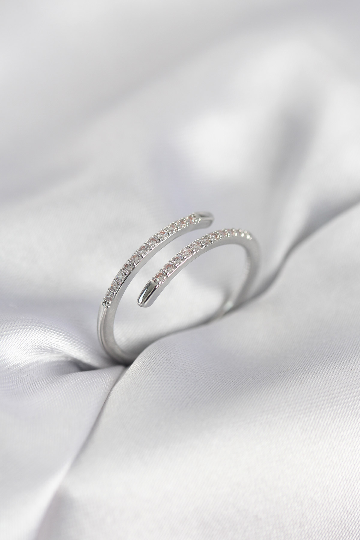 Gümüş Renk Yılan Kuyruk Model Zirkon Taşlı Kadın Yüzük