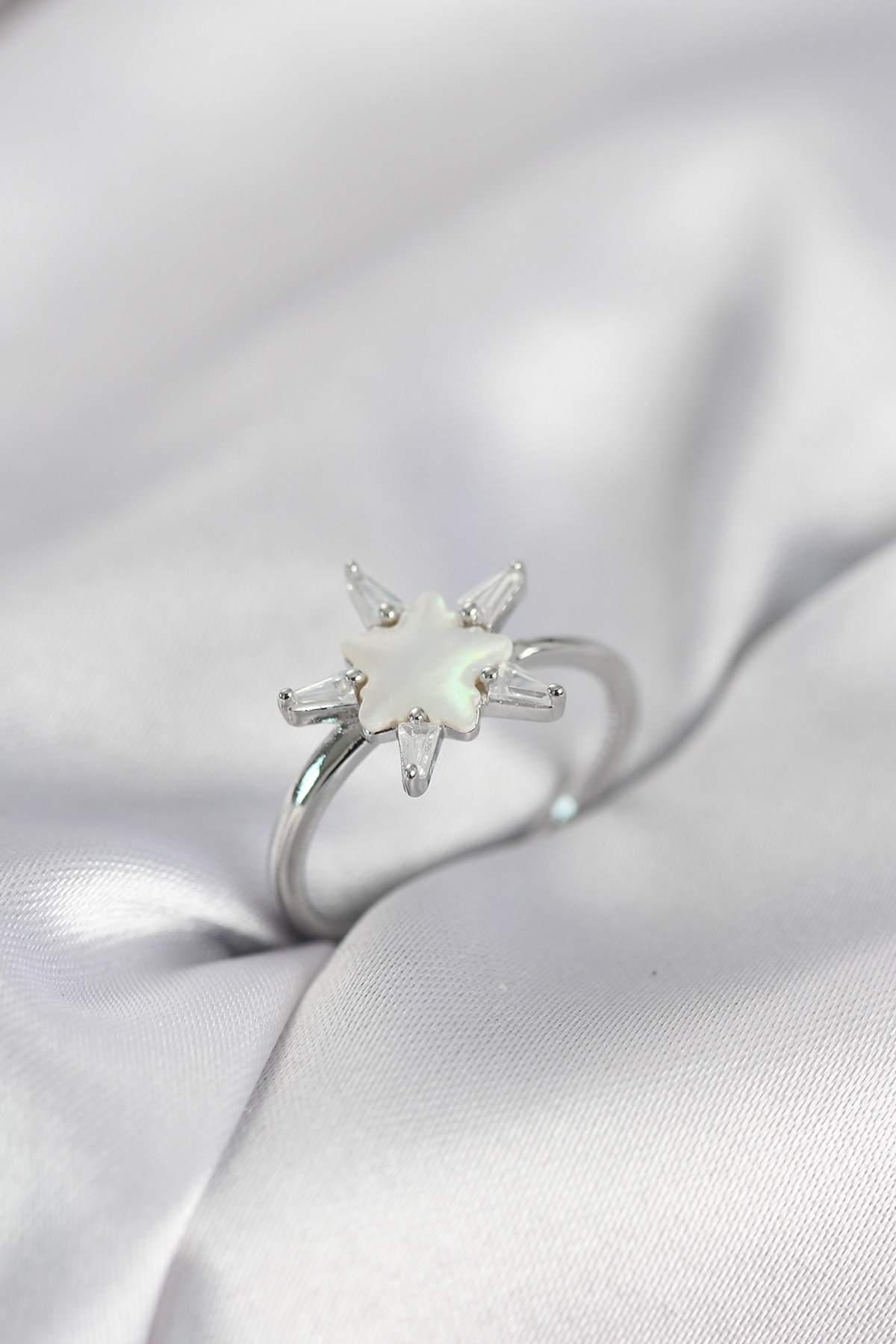 Gümüş Renk Yıldız Model Sedefli Zirkon Taşlı Kadın Yüzük