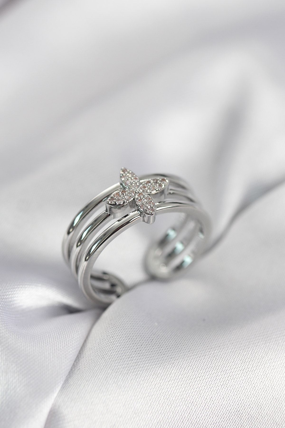 Gümüş Renk Zirkon Taşlı Yonca Model Kadın Yüzük