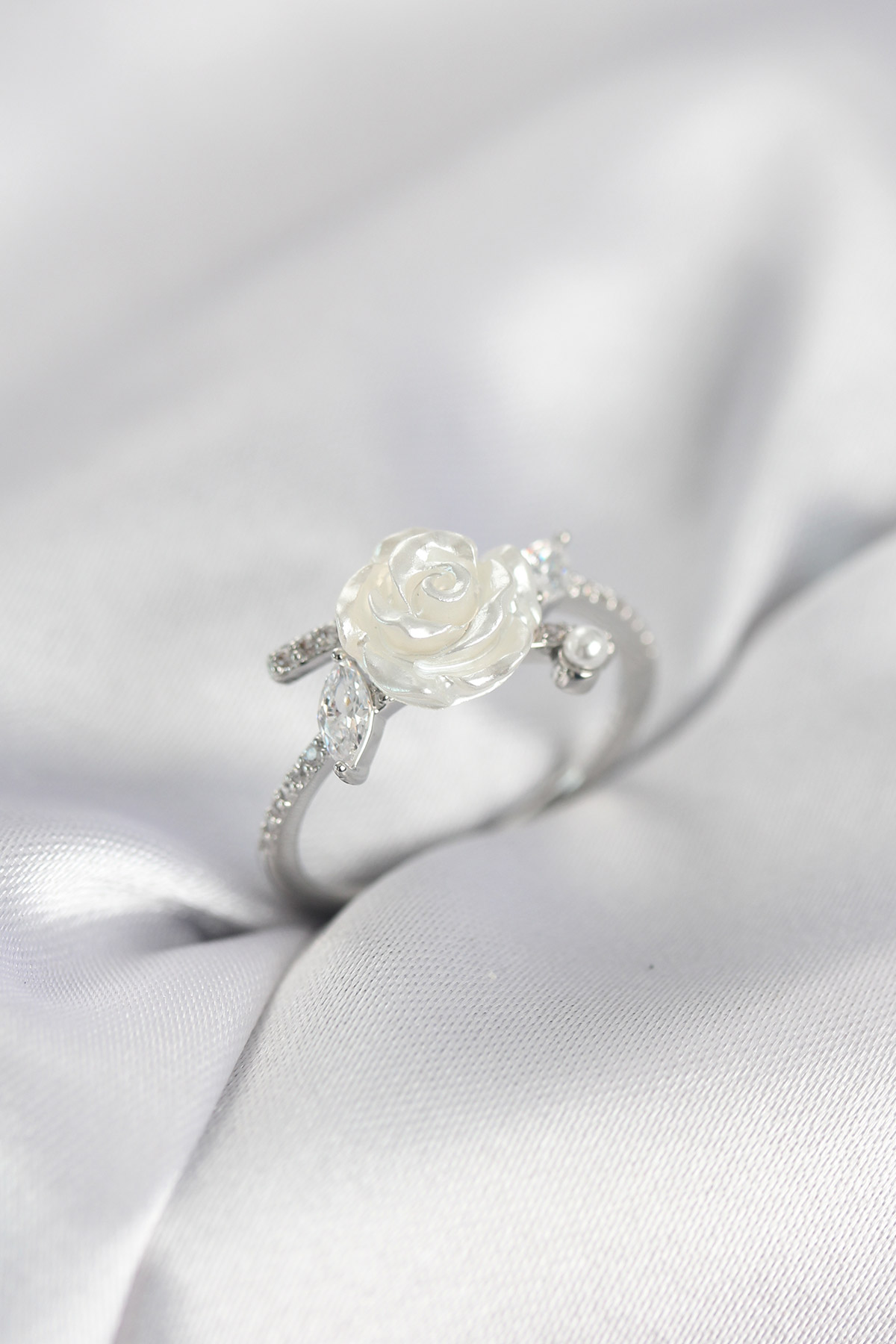 Gümüş Renk Gül Model Zirkon Taşlı Kadın Yüzük